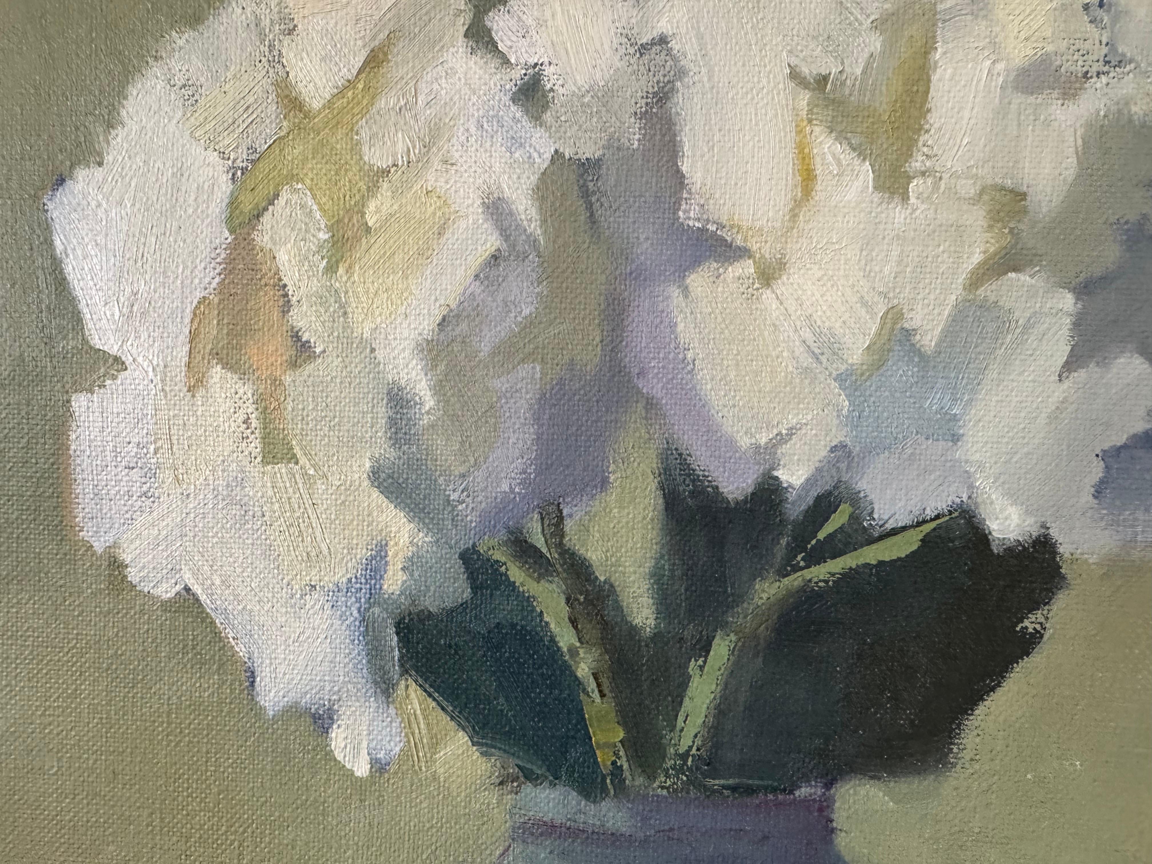 Bol vase Hydrangeas in Pottery de Lesley Powell, encadré huile sur lin Floral en vente 5
