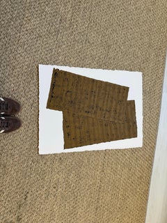 A cargo de Brook Soss, Abstracto vertical dorado sobre papel con arenisca