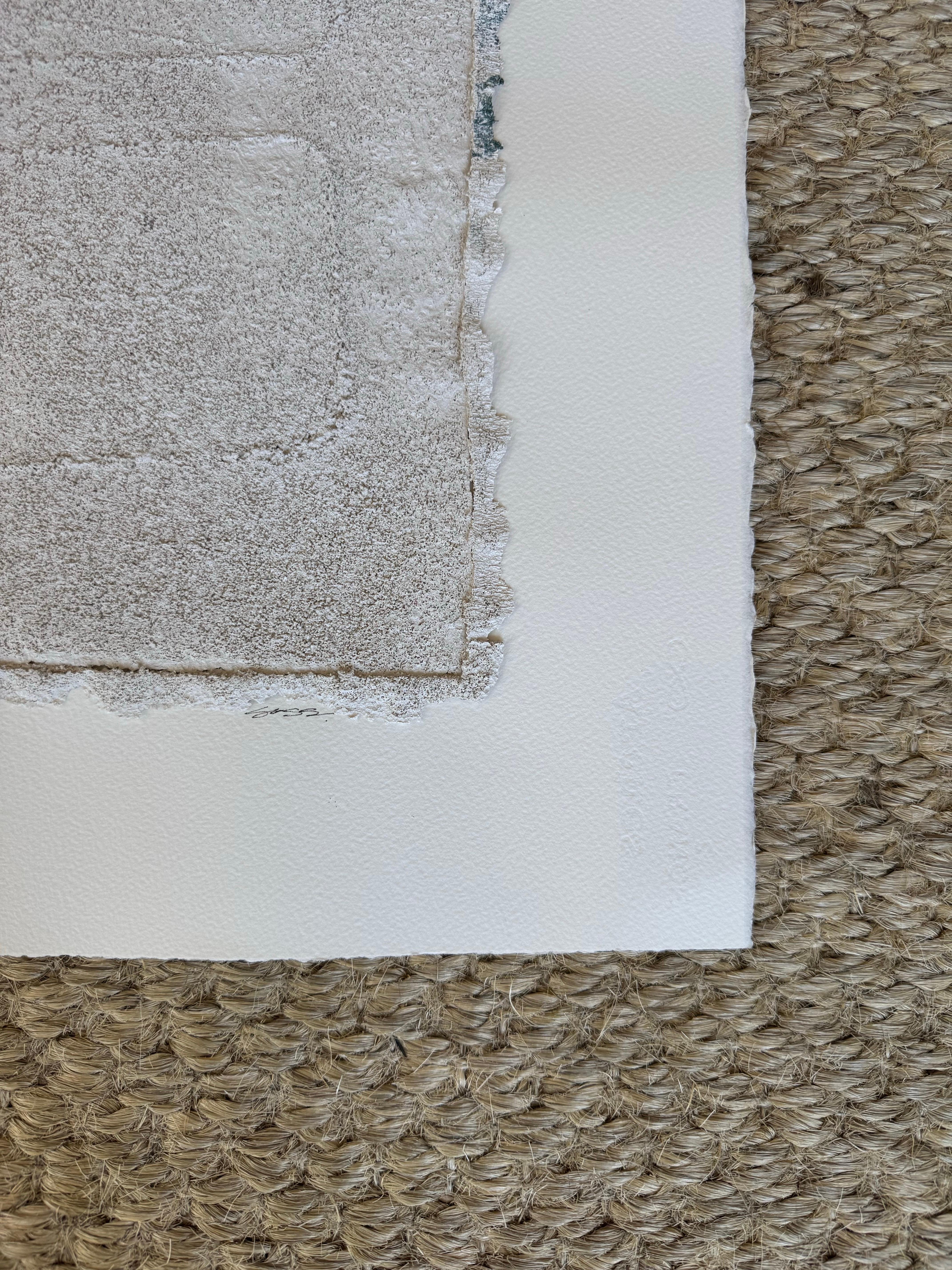 Beaut di Brook Soss, Astratto verticale bianco su carta con pietra arenaria in vendita 3