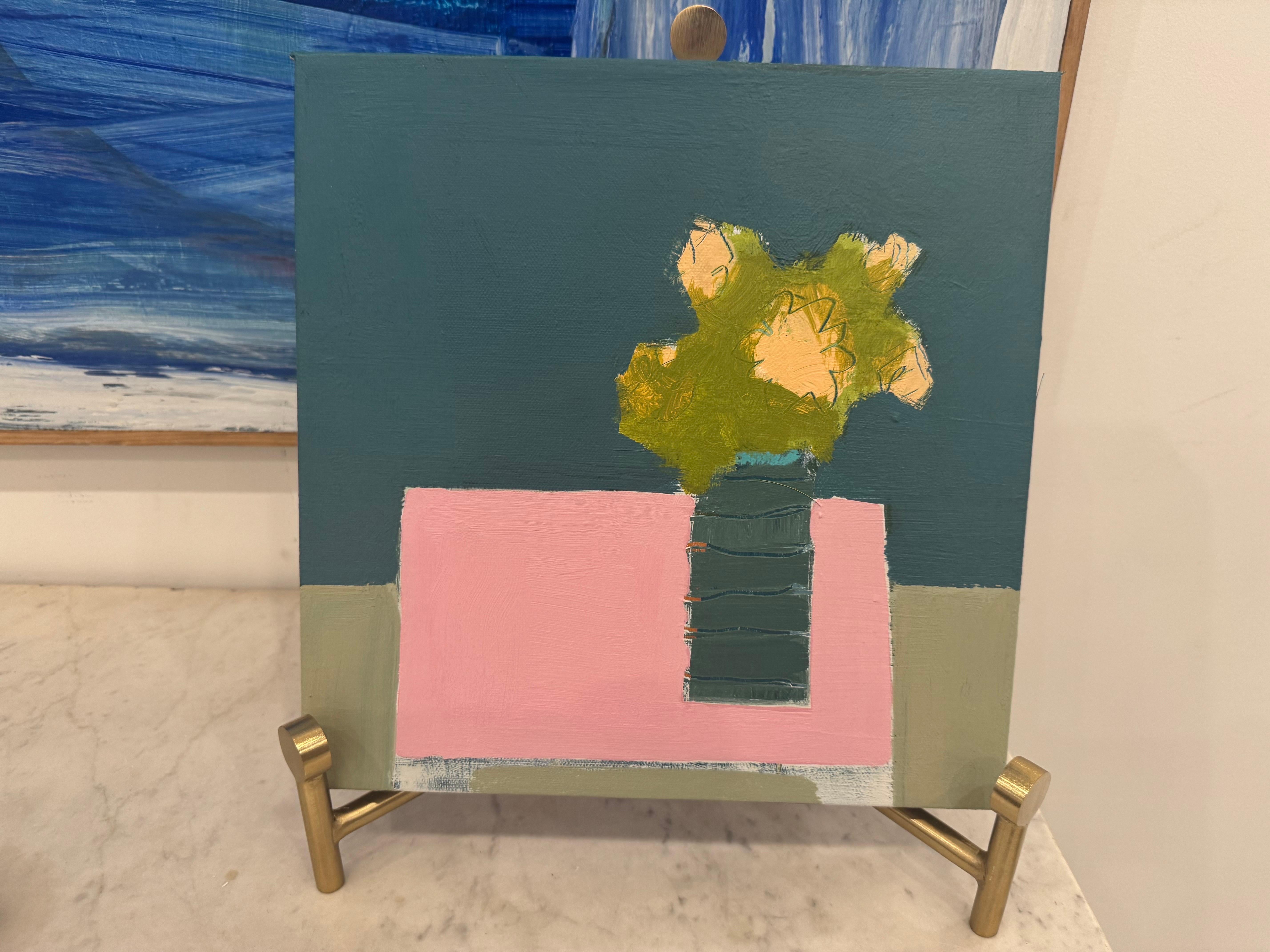 Vaso e bouquet su tavolo rosa di Ellen Rolli, Natura morta contemporanea, Tela in vendita 2