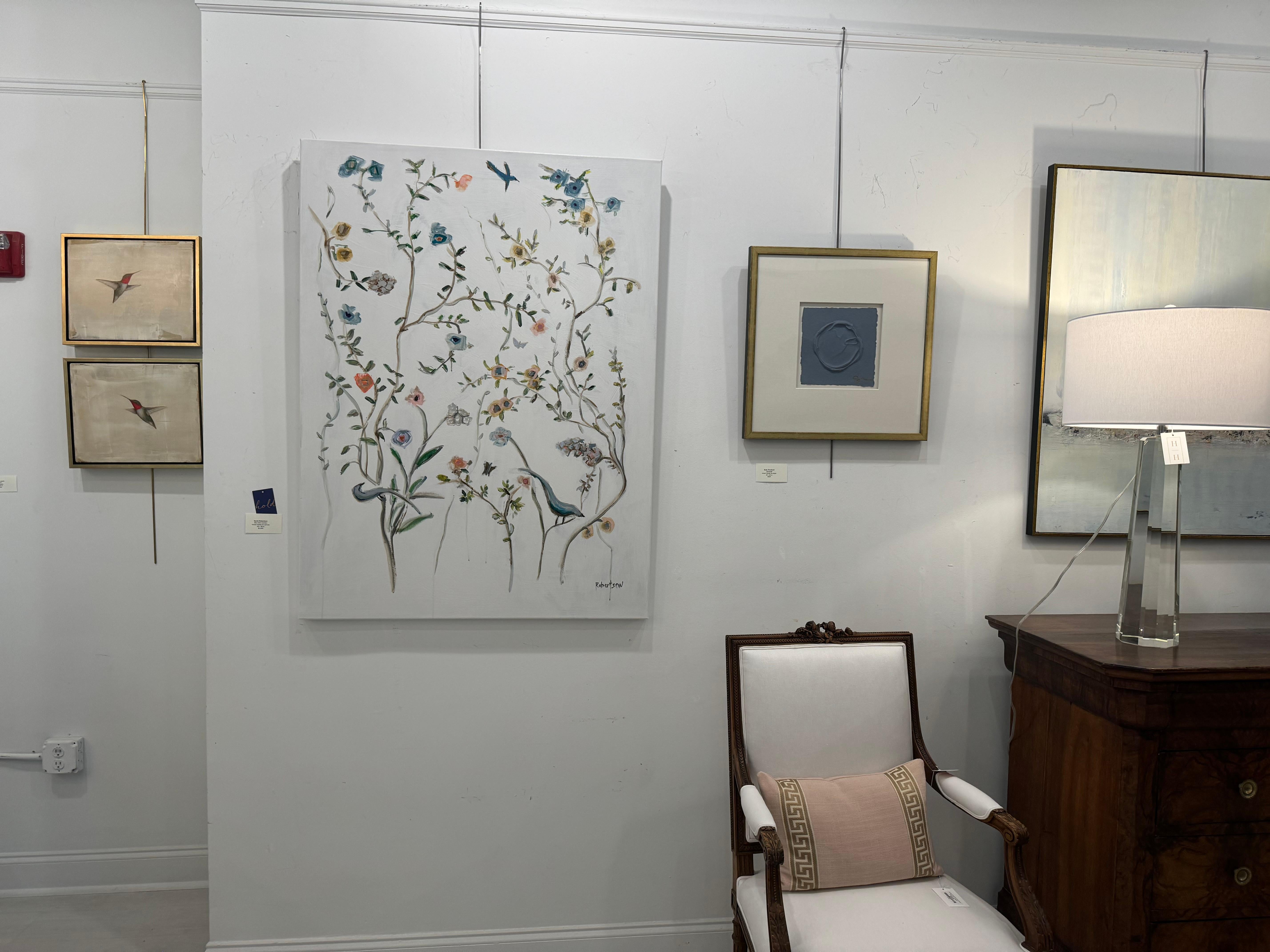 Giardino degli uccelli blu di Sarah Robertson, pittura floreale verticale a tecnica mista 1