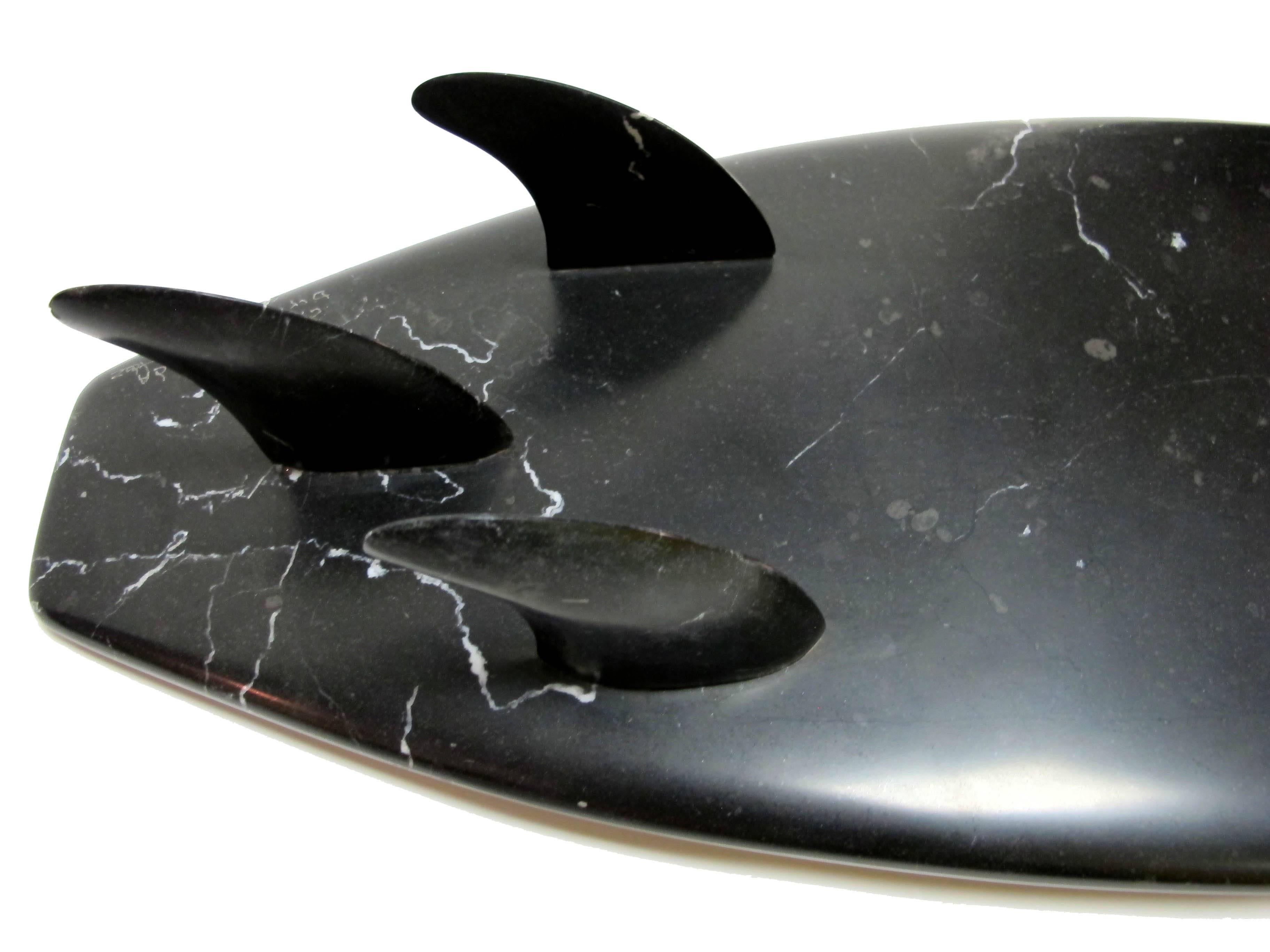 Surfboard - Med von KARTEL - einzigartige handgeschnitzte Marmorskulptur - glänzende Oberfläche im Angebot 2