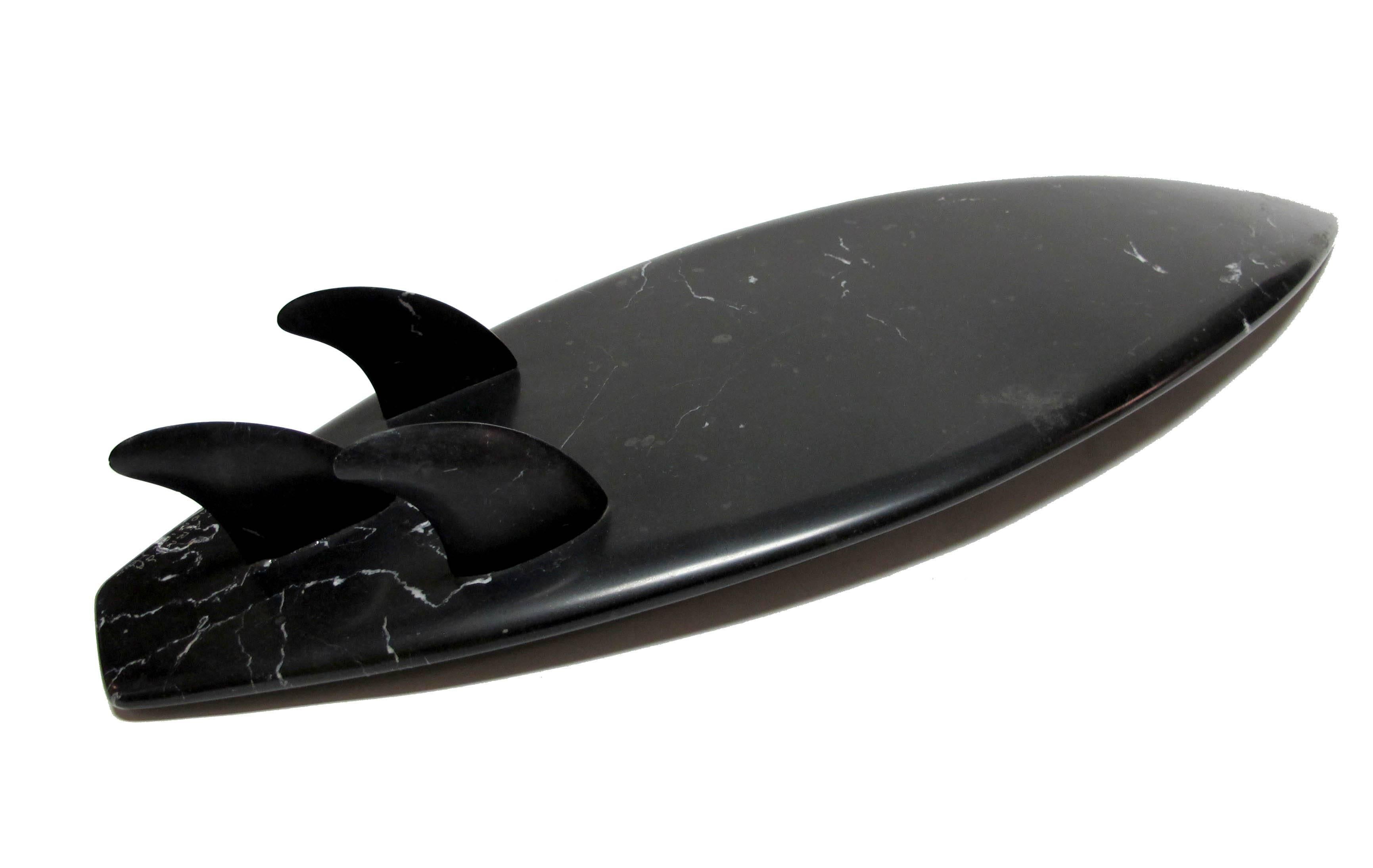 Surfboard - Med von KARTEL - einzigartige handgeschnitzte Marmorskulptur - glänzende Oberfläche im Angebot 1