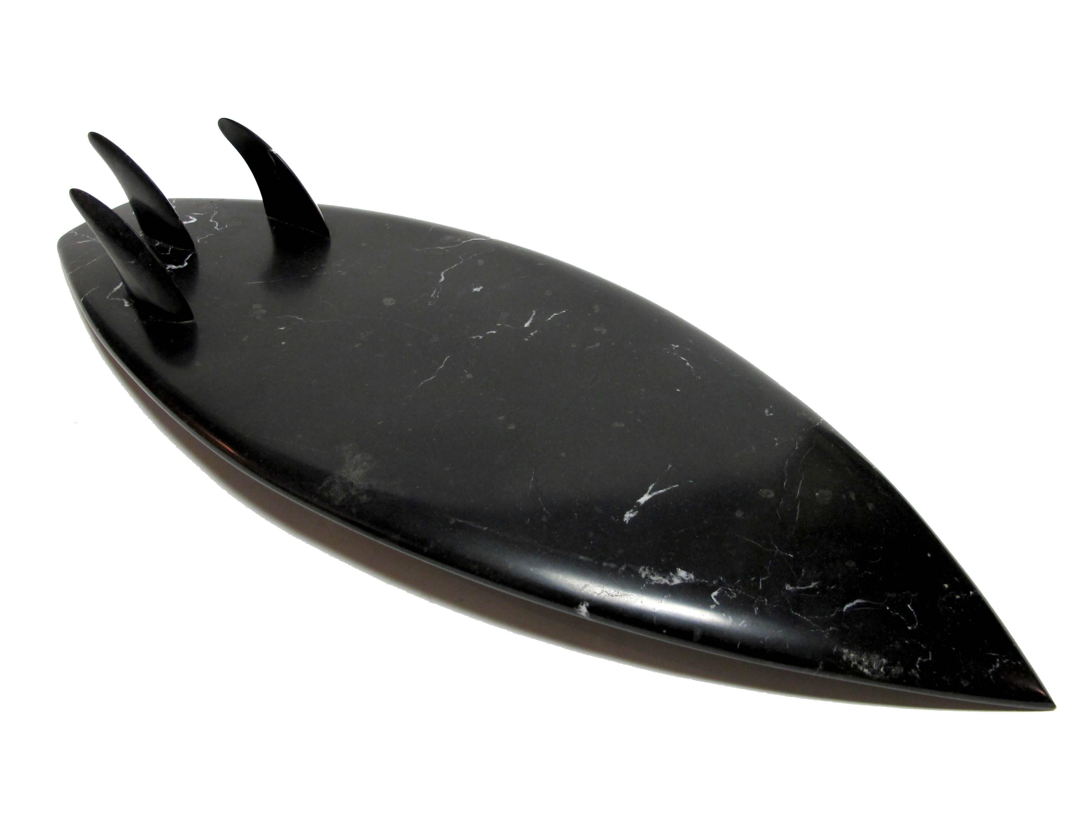 Surfboard - Med von KARTEL - einzigartige handgeschnitzte Marmorskulptur - glänzende Oberfläche