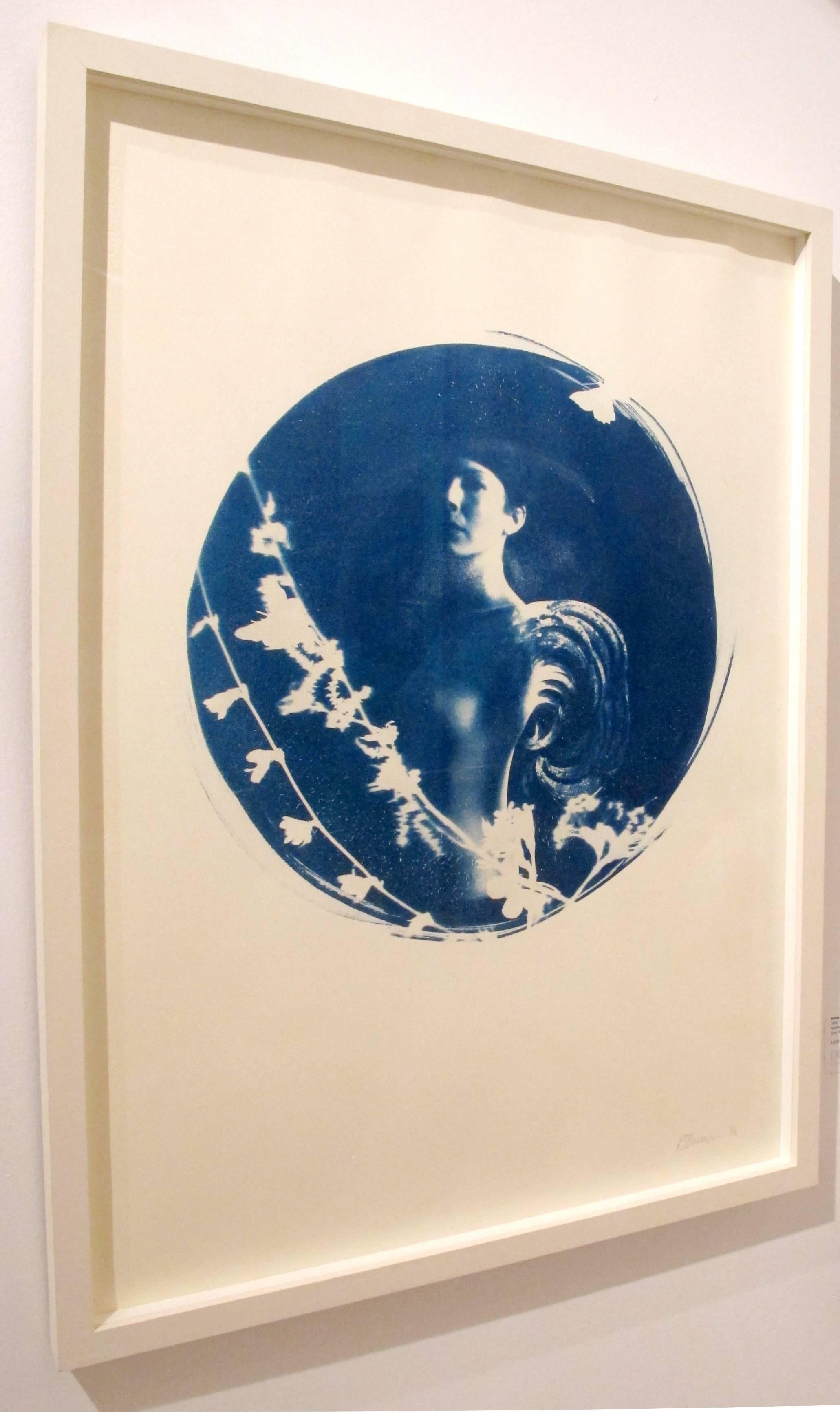 Aquila, cyanotype rond sur papier, cadre blanc en forme de boîte, romantique nu vintage - Contemporain Photograph par Rosie Emerson