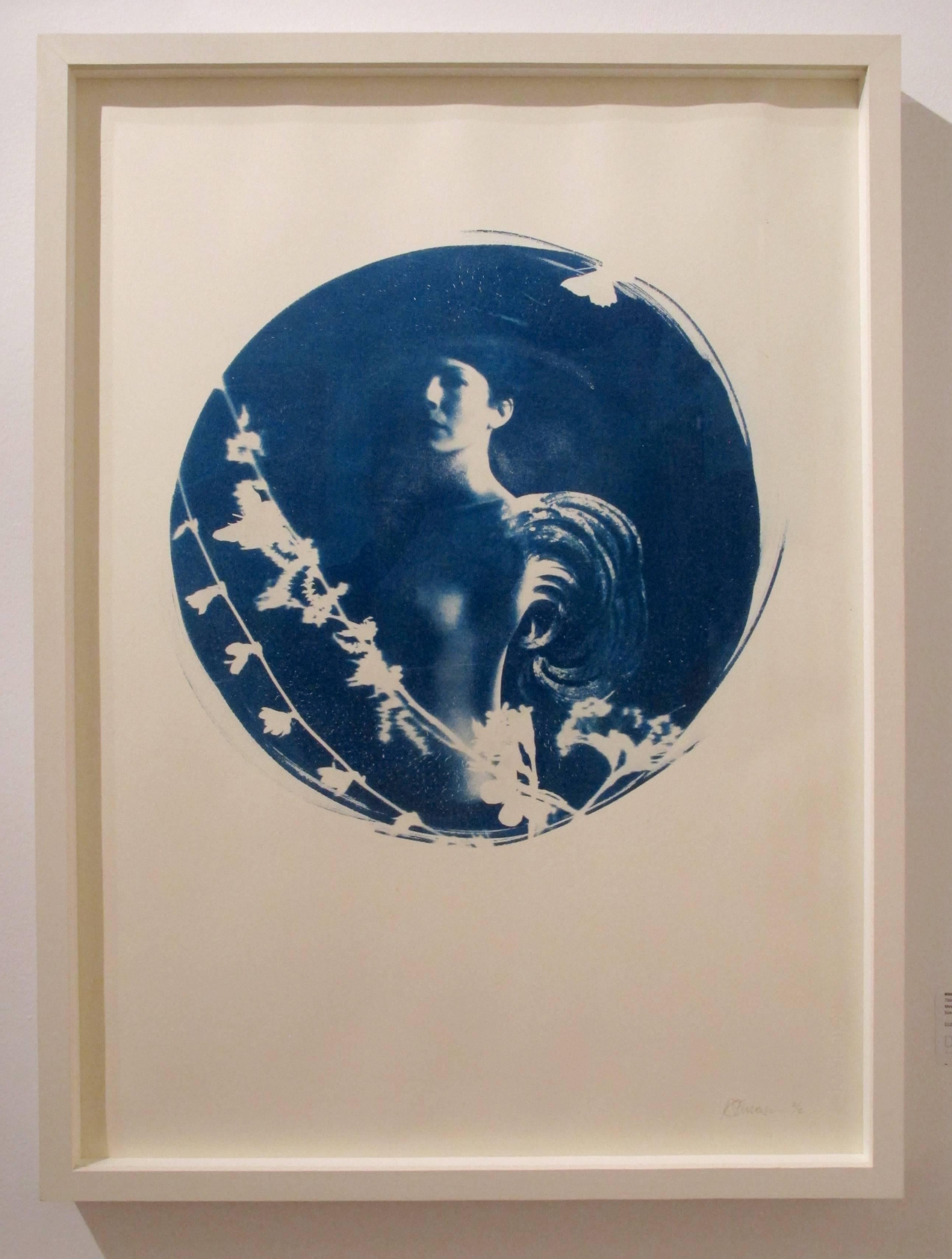 Figurative Photograph Rosie Emerson - Aquila, cyanotype rond sur papier, cadre blanc en forme de boîte, romantique nu vintage