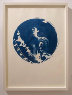 Aquila, cyanotype rond sur papier, cadre blanc en forme de boîte, romantique nu vintage