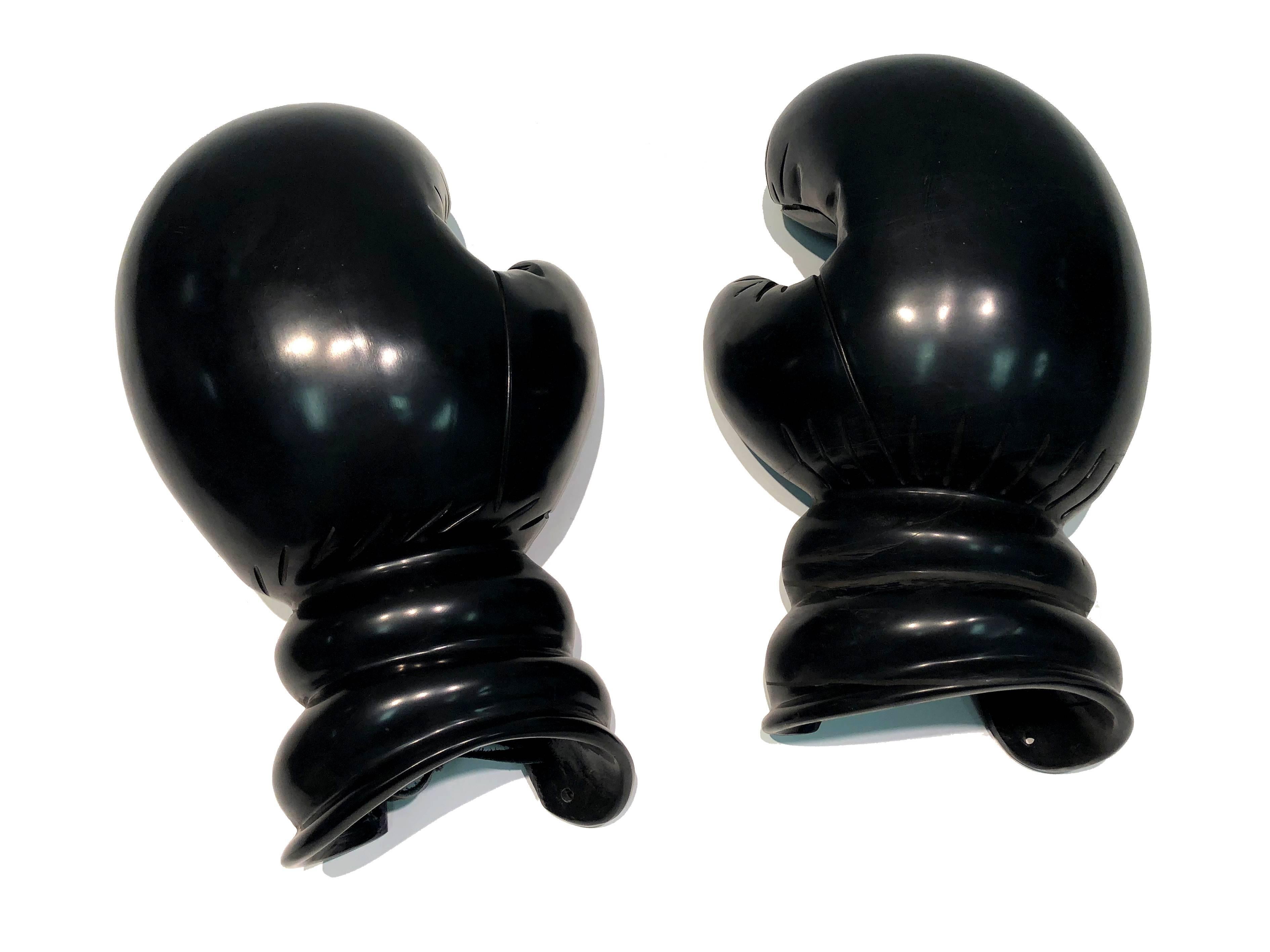 Guantes de boxeo by KARTEL escultura única de mármol negro tallada a mano acabado liso en venta 6