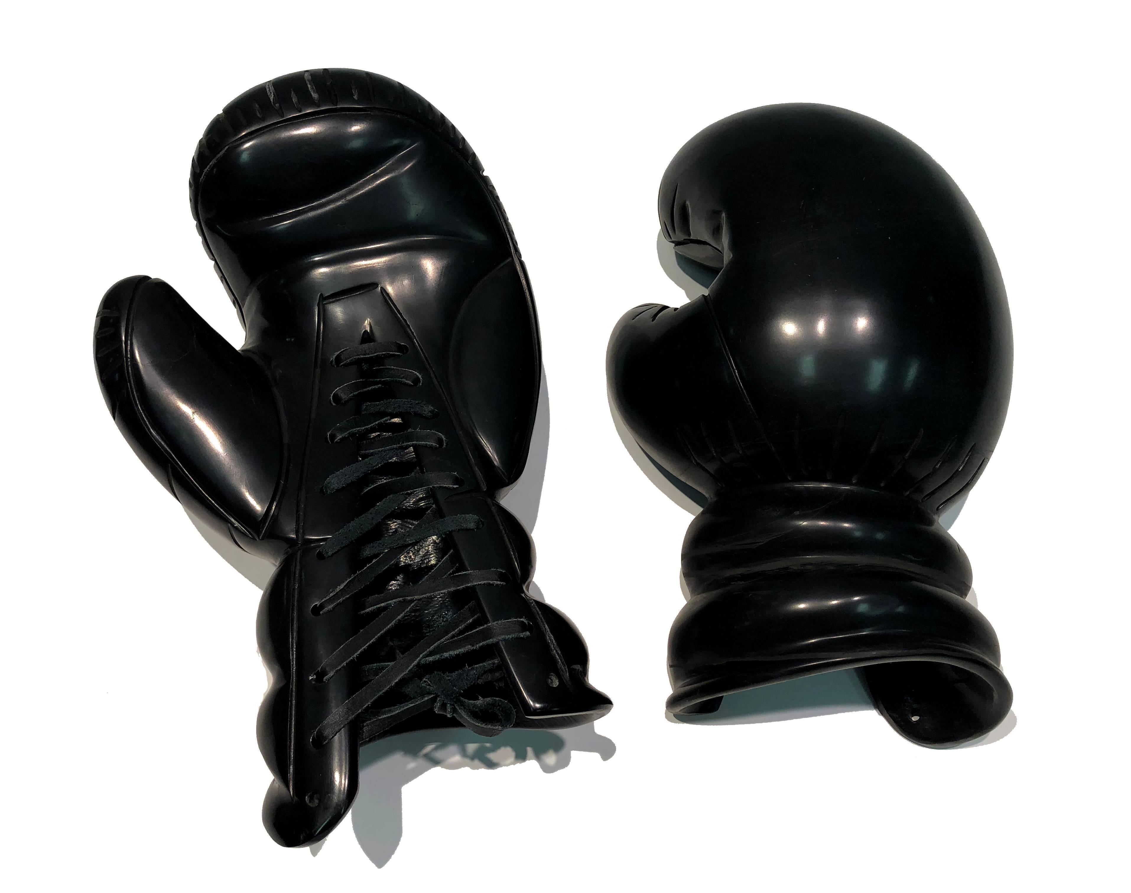 Guantes de boxeo by KARTEL escultura única de mármol negro tallada a mano acabado liso en venta 1