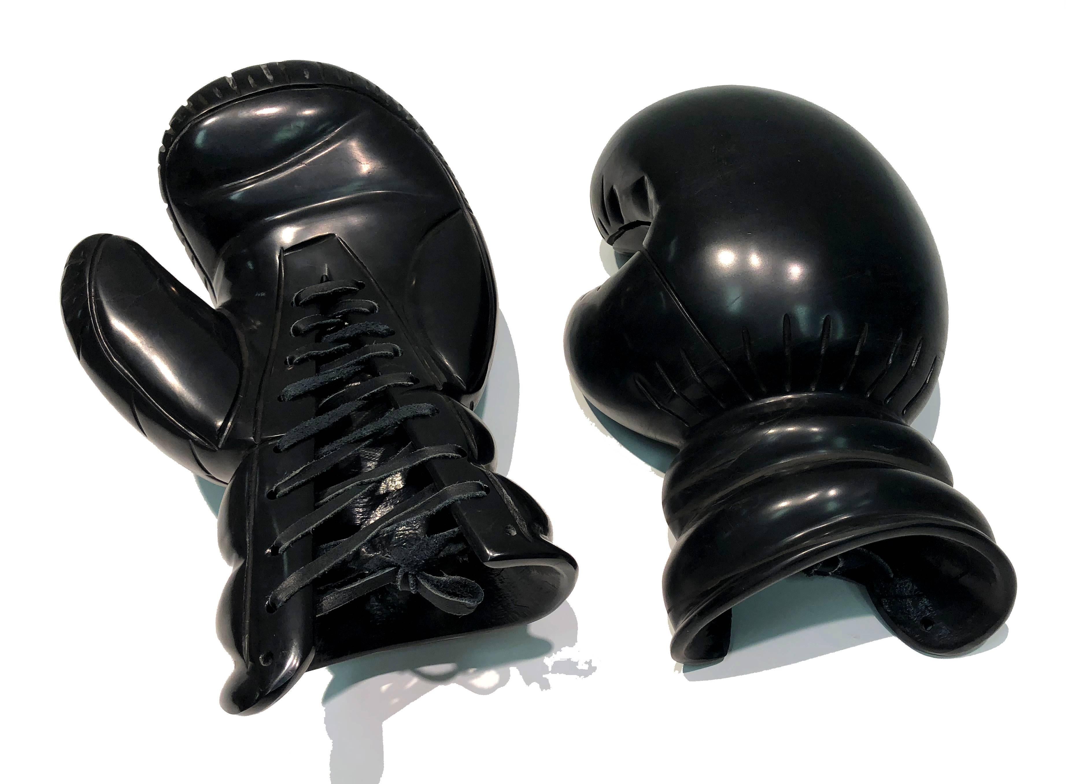 Guantes de boxeo by KARTEL escultura única de mármol negro tallada a mano acabado liso en venta 4