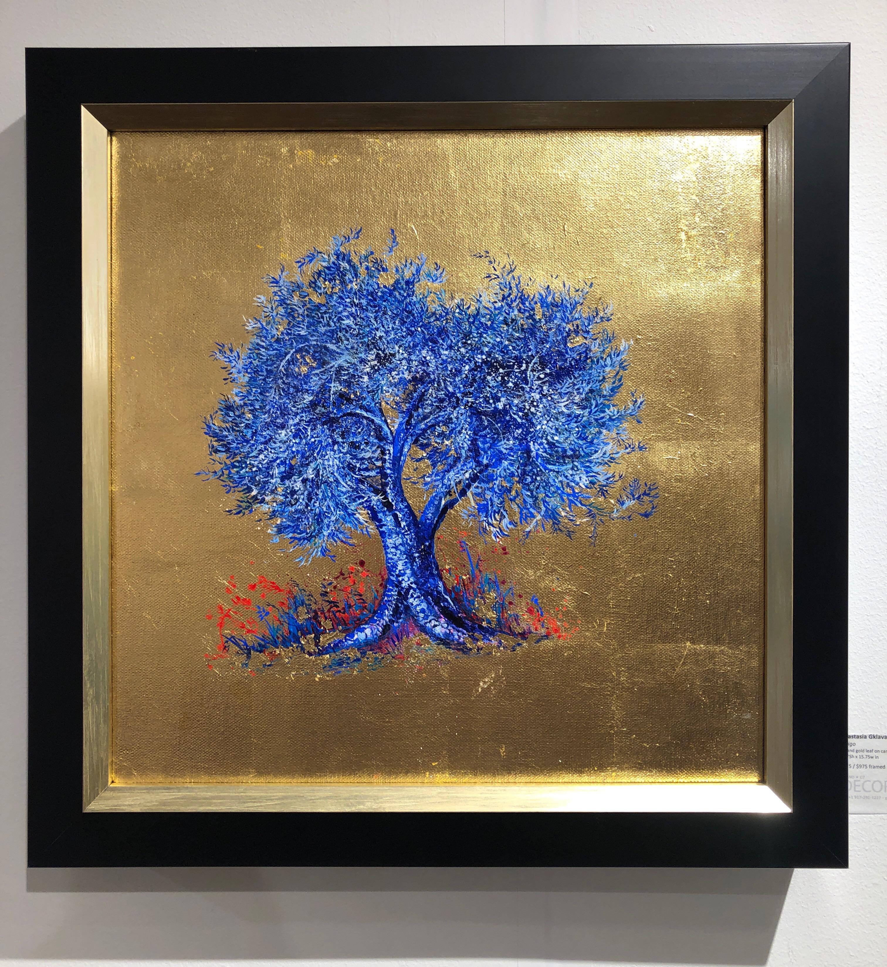 Anastasia Gklava Landscape Painting – Zeitgenössisches Ölgemälde auf Leinwand:: Blattgold:: Indigo:: blühender blauer Baum