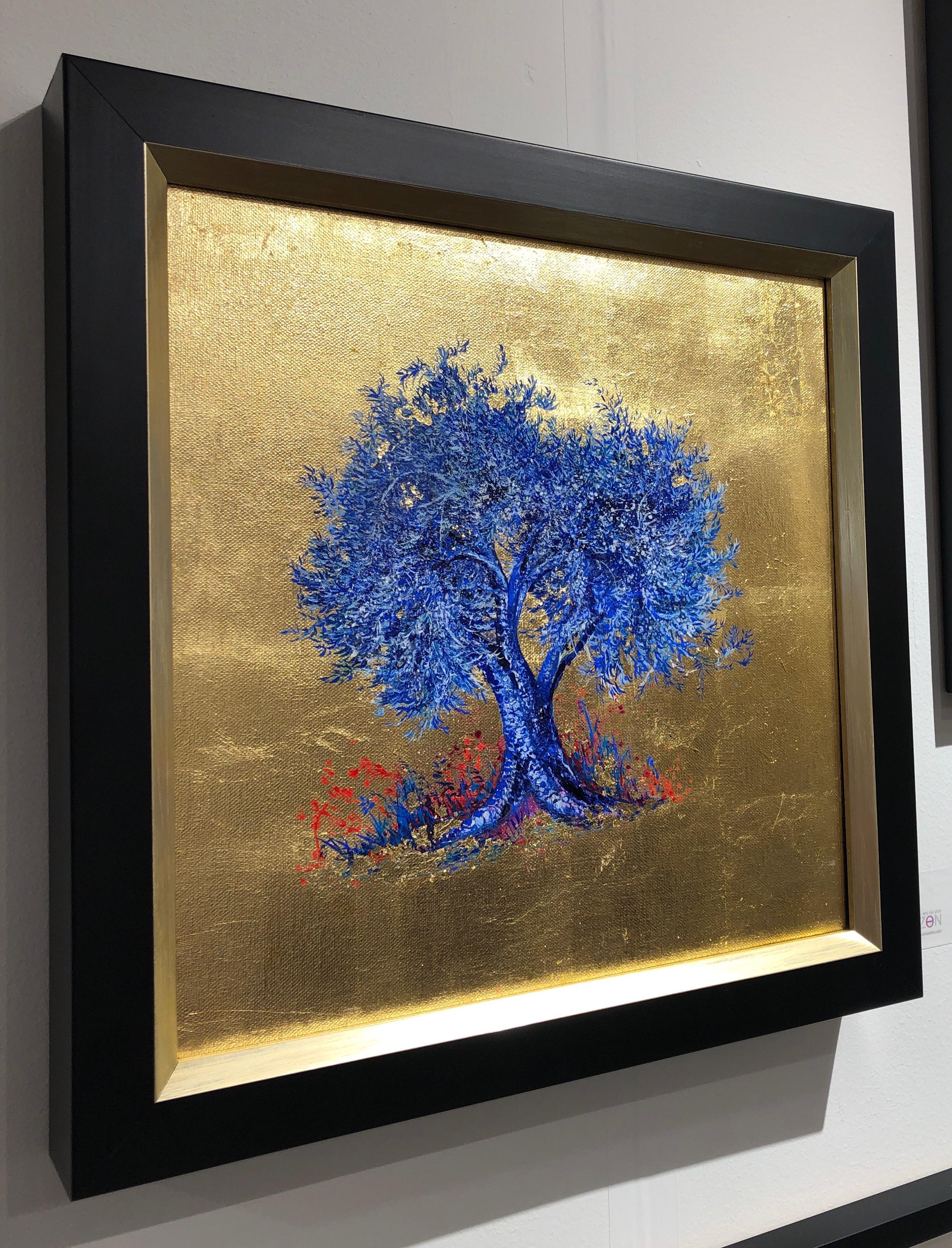 Zeitgenössisches Ölgemälde auf Leinwand:: Blattgold:: Indigo:: blühender blauer Baum – Painting von Anastasia Gklava