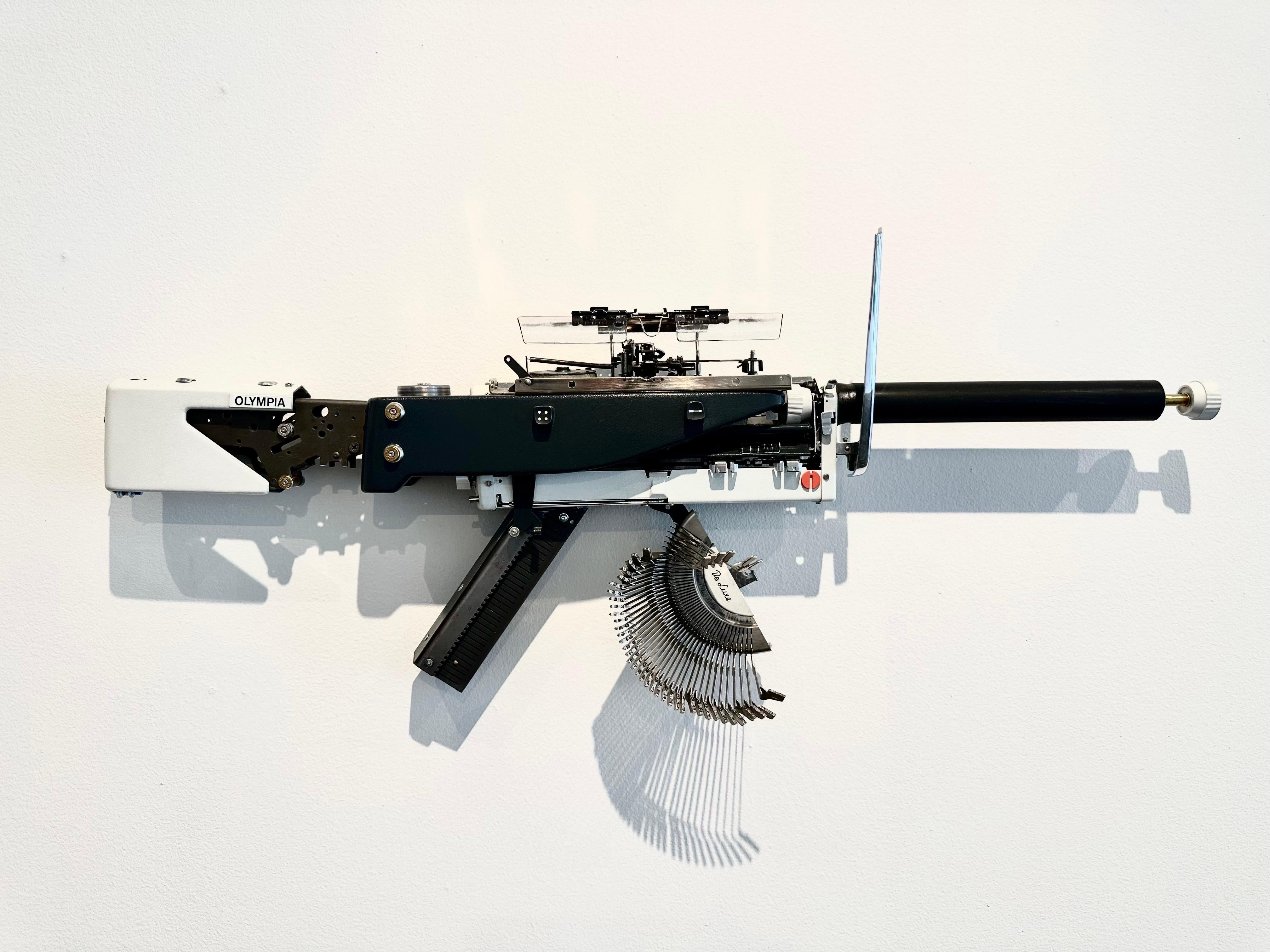Maschinengewehr-Tischschreiber im Vintage-Stil, konzeptionelle und einzigartige Wandskulptur – Sculpture von Éric Nado
