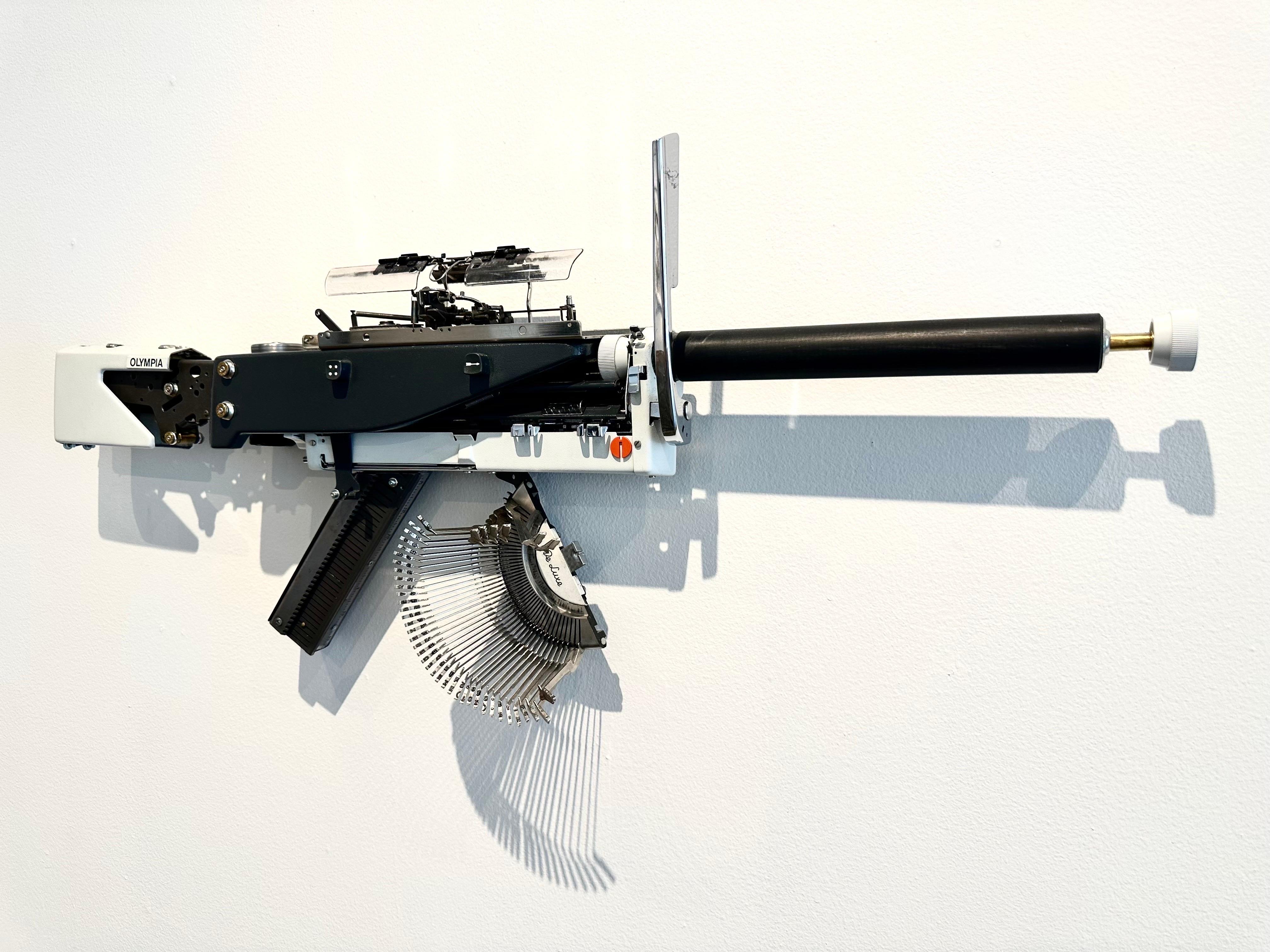 Maschinengewehr-Tischschreiber im Vintage-Stil, konzeptionelle und einzigartige Wandskulptur (Grau), Still-Life Sculpture, von Éric Nado