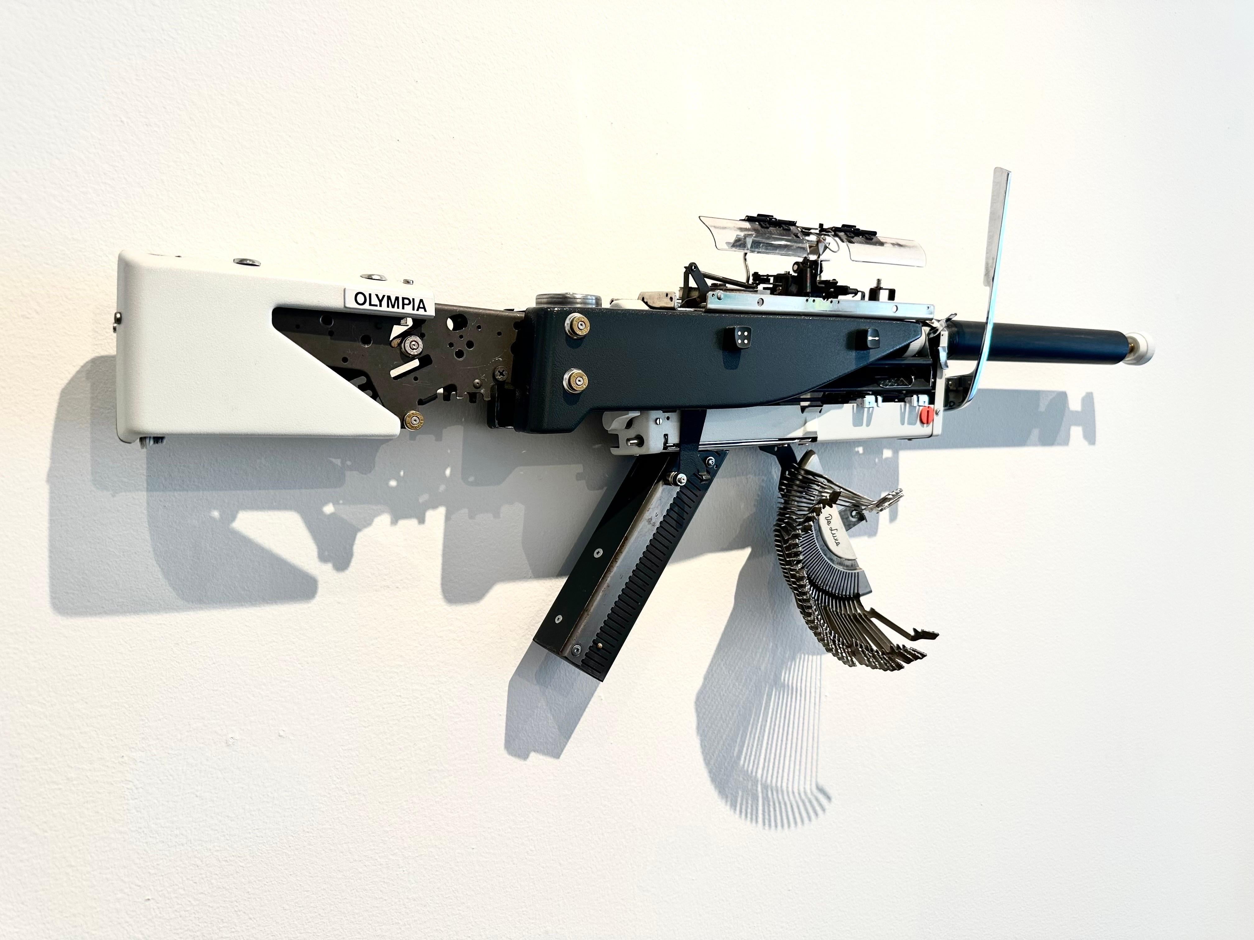Maschinengewehr-Tischschreiber im Vintage-Stil, konzeptionelle und einzigartige Wandskulptur (Zeitgenössisch), Sculpture, von Éric Nado