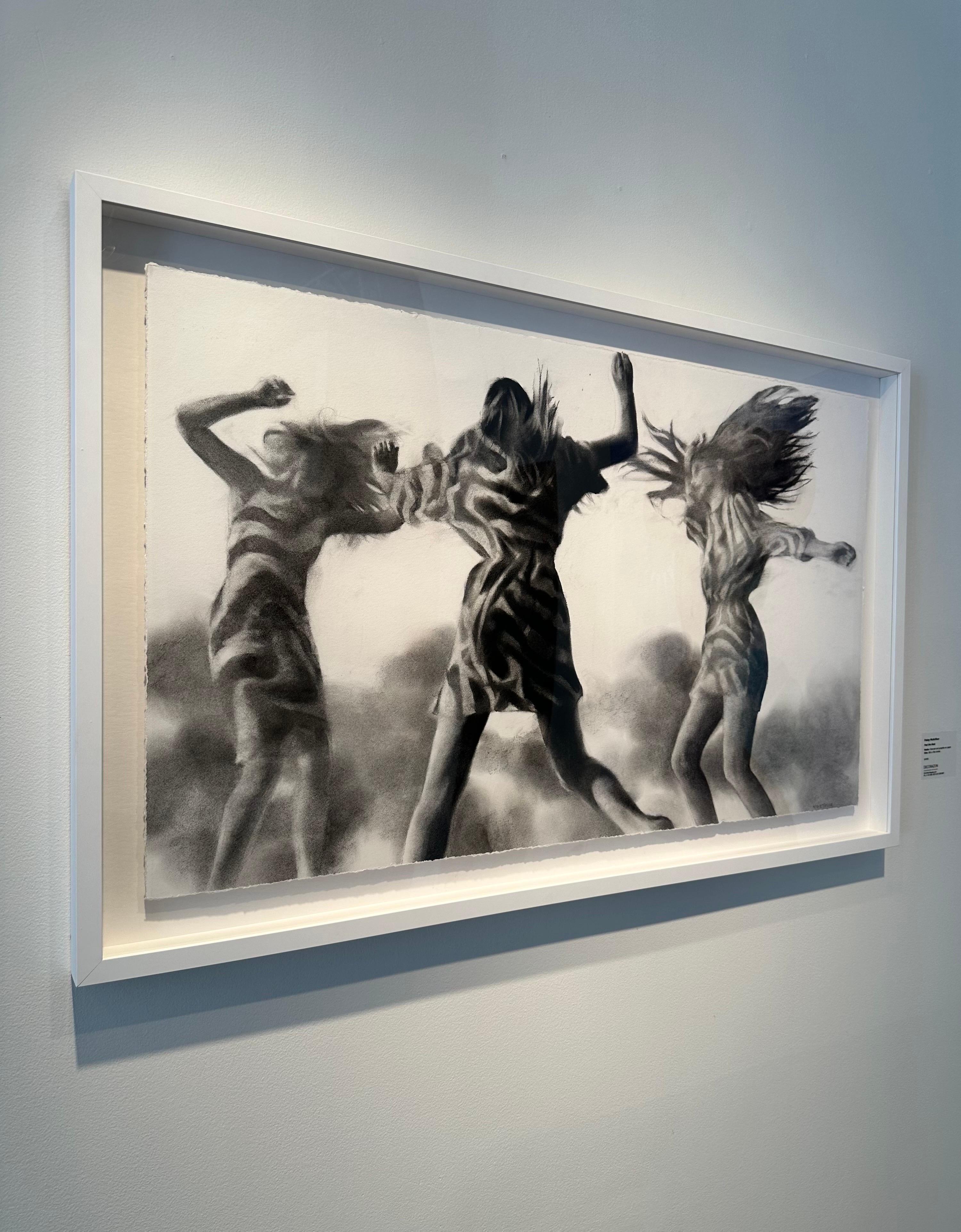 Feel The Beat, realistische figürliche Kohle auf Papier von tanzenden Mädchen - Gerahmt (Realismus), Art, von Patsy McArthur