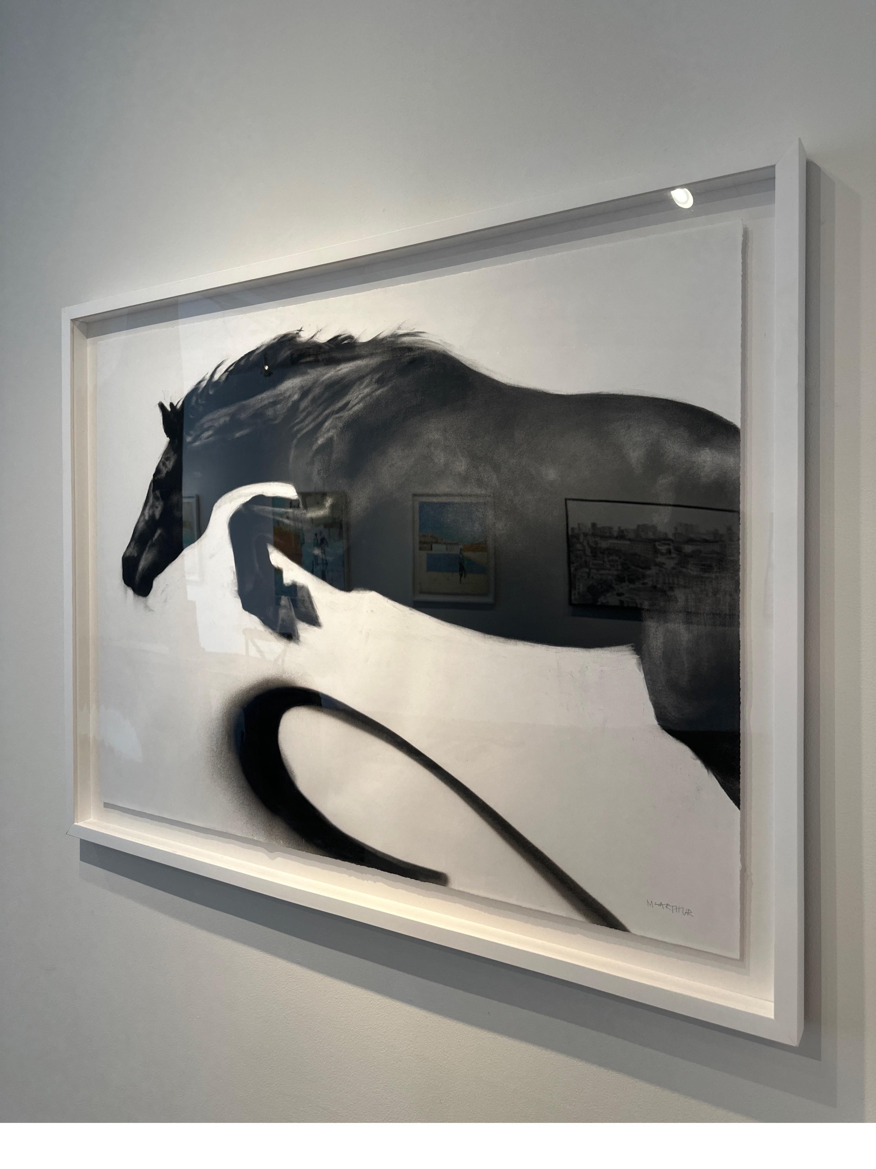 Momentum, dynamische realistische Pferdezeichnung, Kohle auf Papier – weißer Kastenrahmen im Angebot 6
