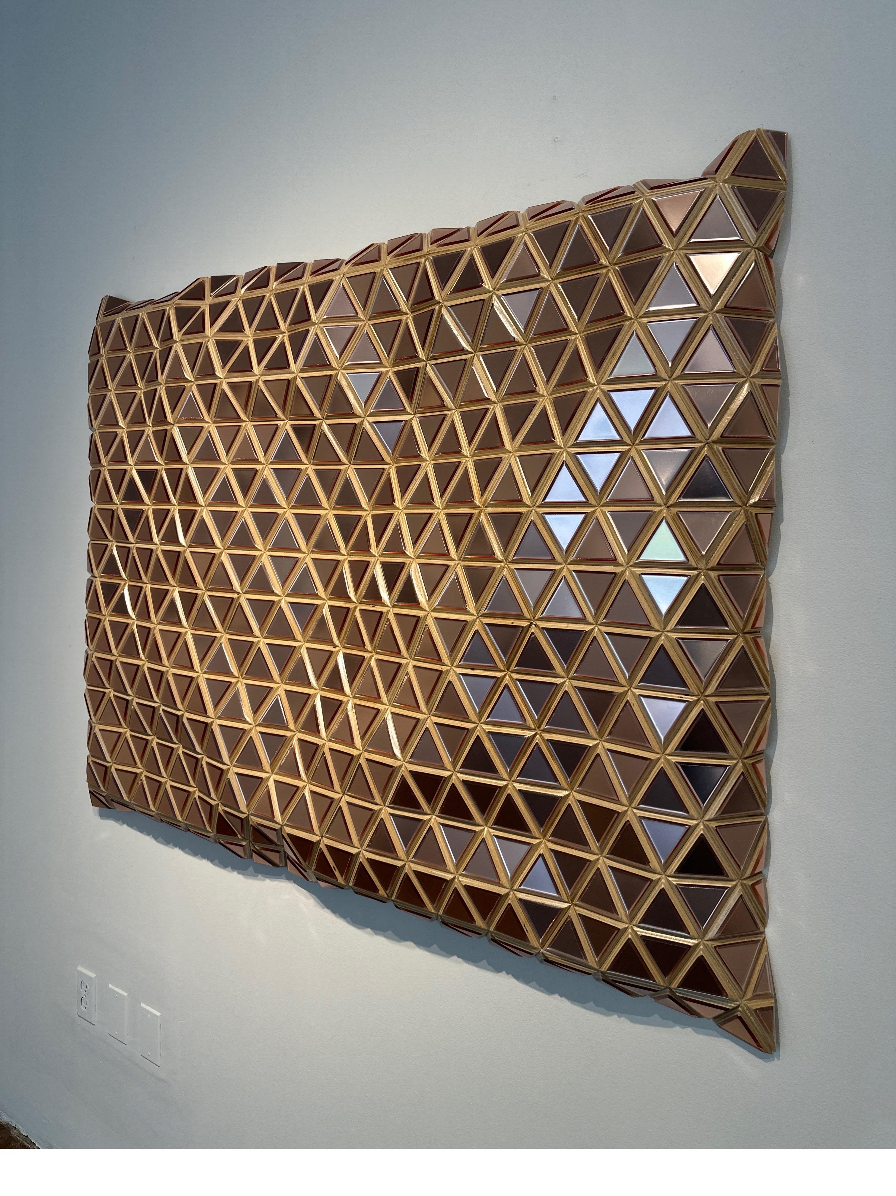 Moderne Wandskulptur aus Roségold mit schimmernden Metallic-Holzschnitzereien, geometrisch  im Angebot 1