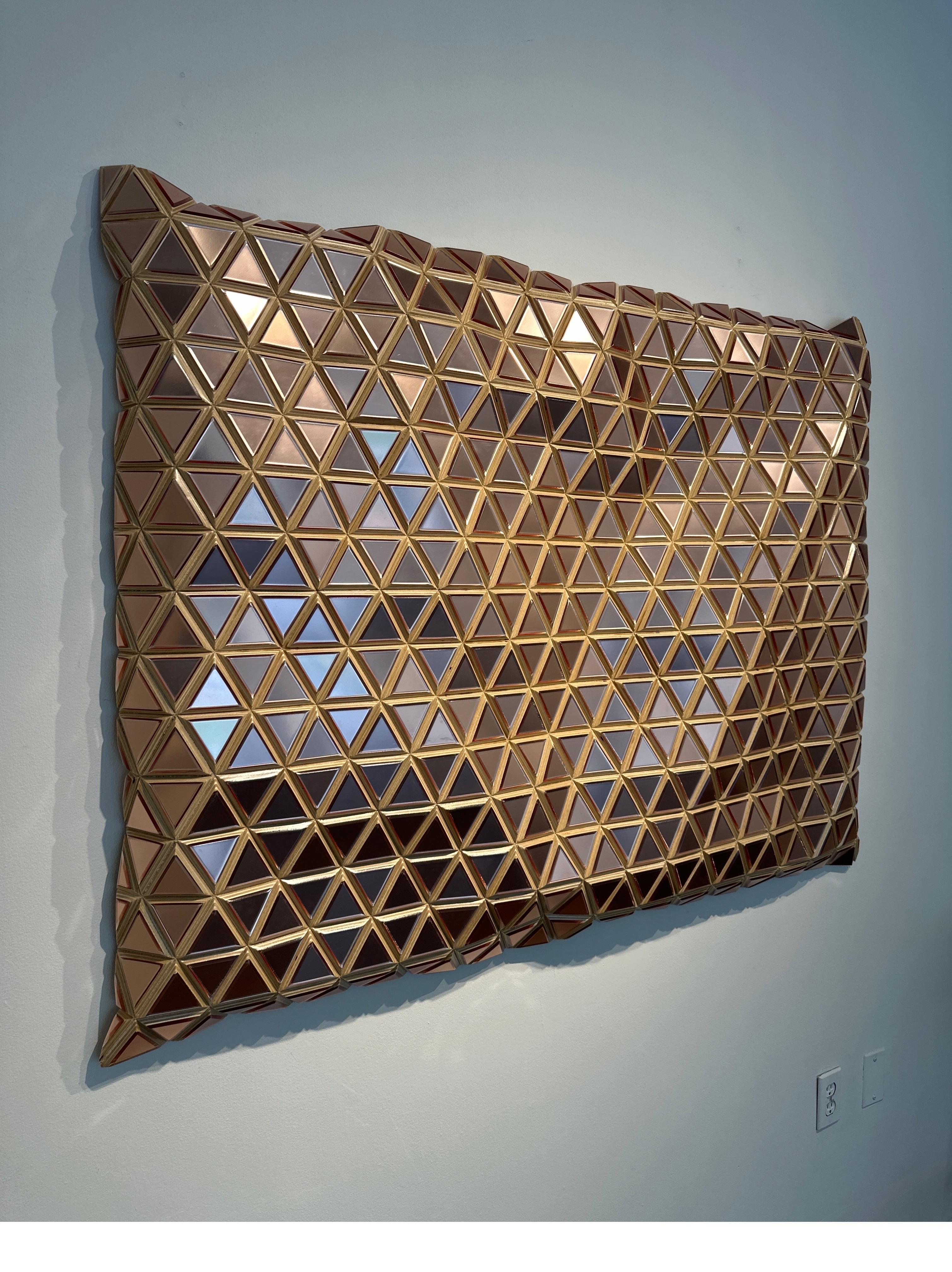 Moderne Wandskulptur aus Roségold mit schimmernden Metallic-Holzschnitzereien, geometrisch  im Angebot 2