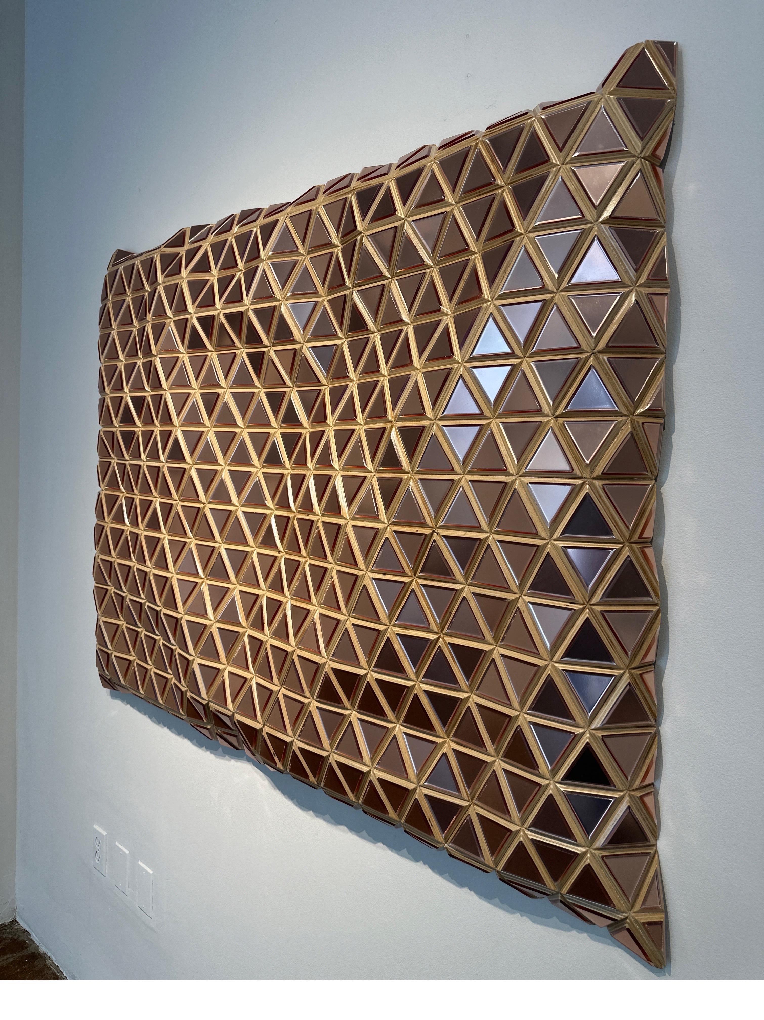 Moderne Wandskulptur aus Roségold mit schimmernden Metallic-Holzschnitzereien, geometrisch  im Angebot 4