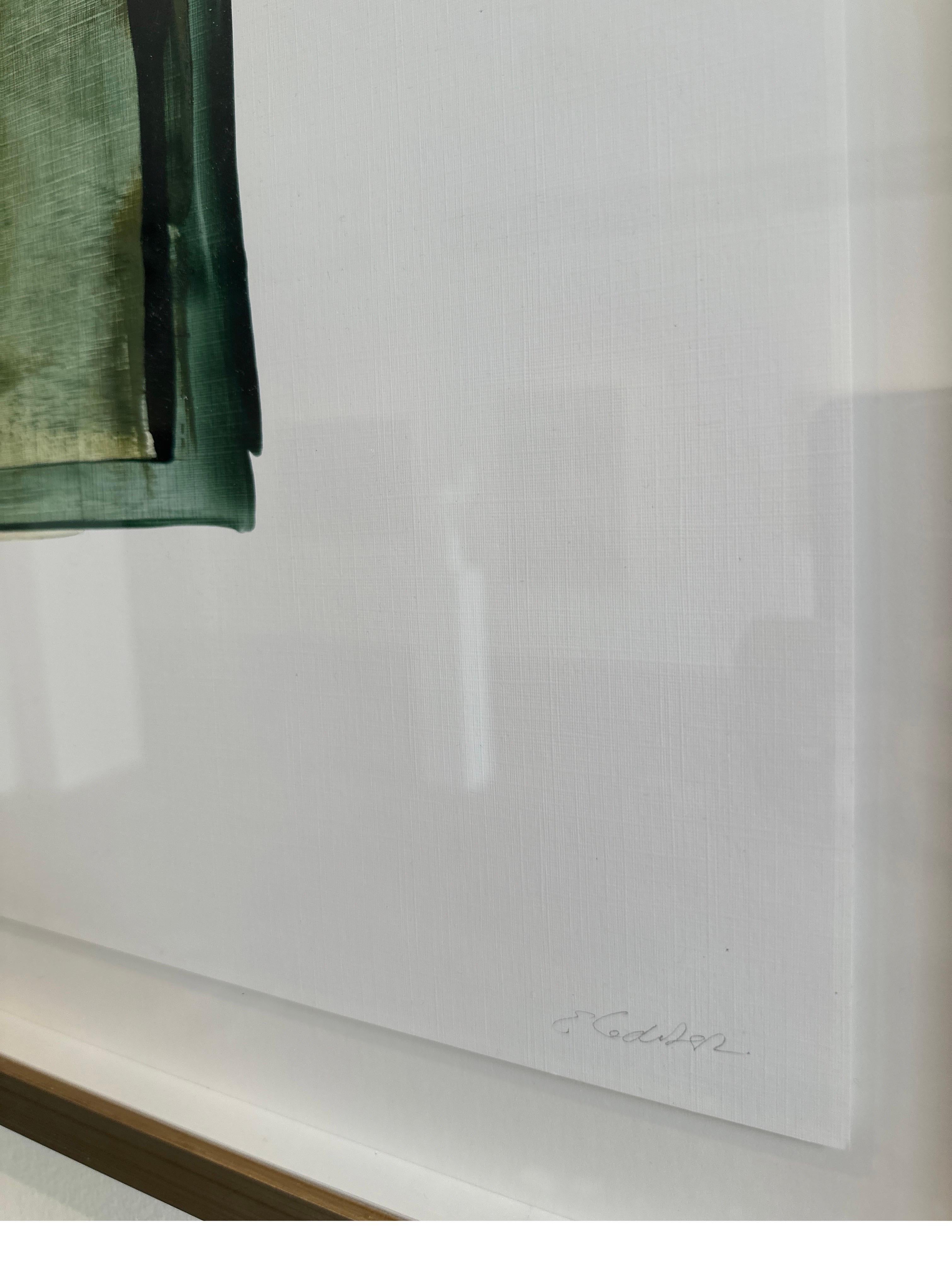 Emmas Kunstwerke sind von der Pariser Luxuswelt der Mode, Texturen und Farben inspiriert. Dieses Kunstwerk in Grüntönen mit dem Titel 