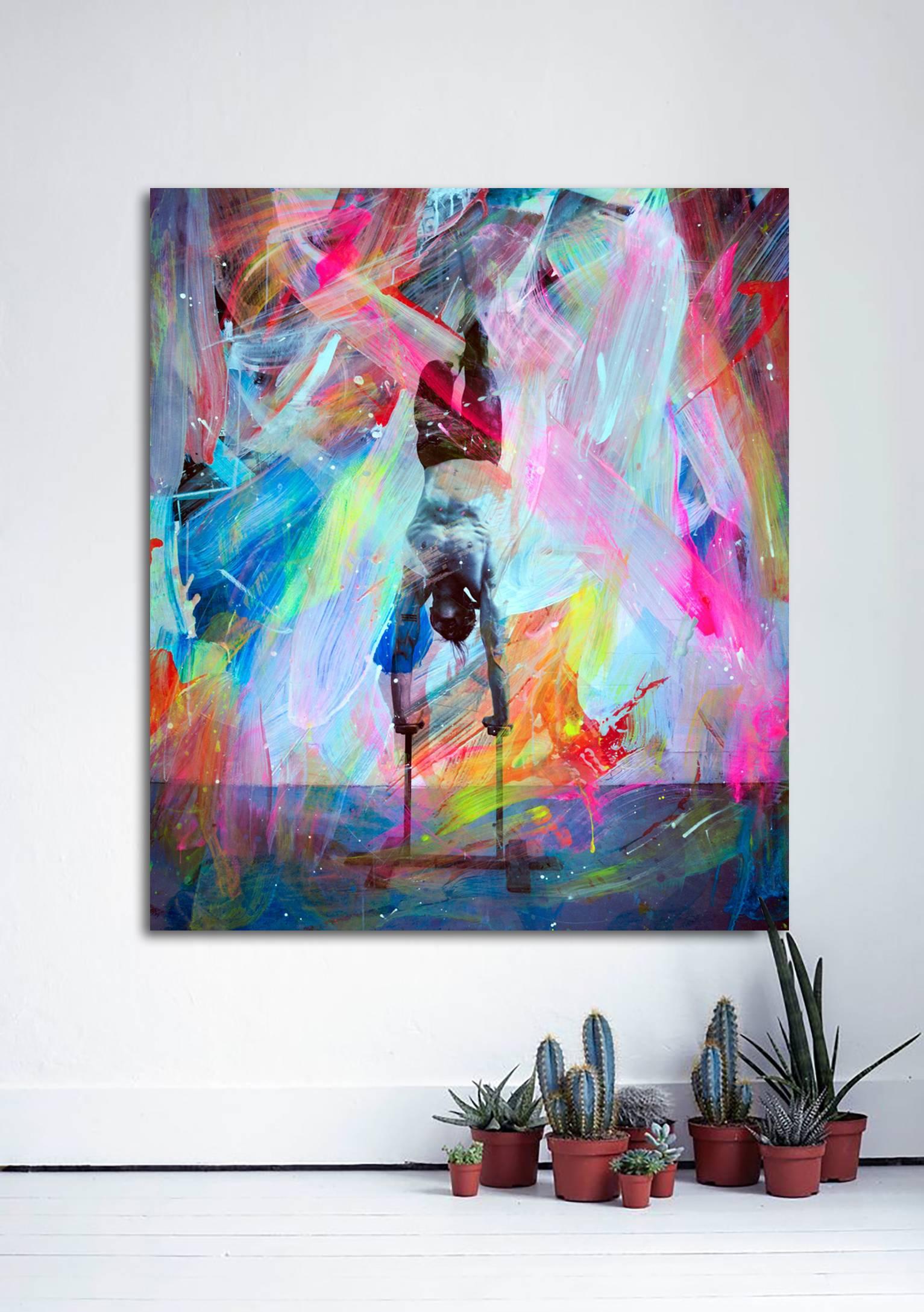 Romantik Peregrino, farbenfrohe abstrakte handgemalte Fotografie mit männlichem Akrobaten – Painting von Alberto Sanchez