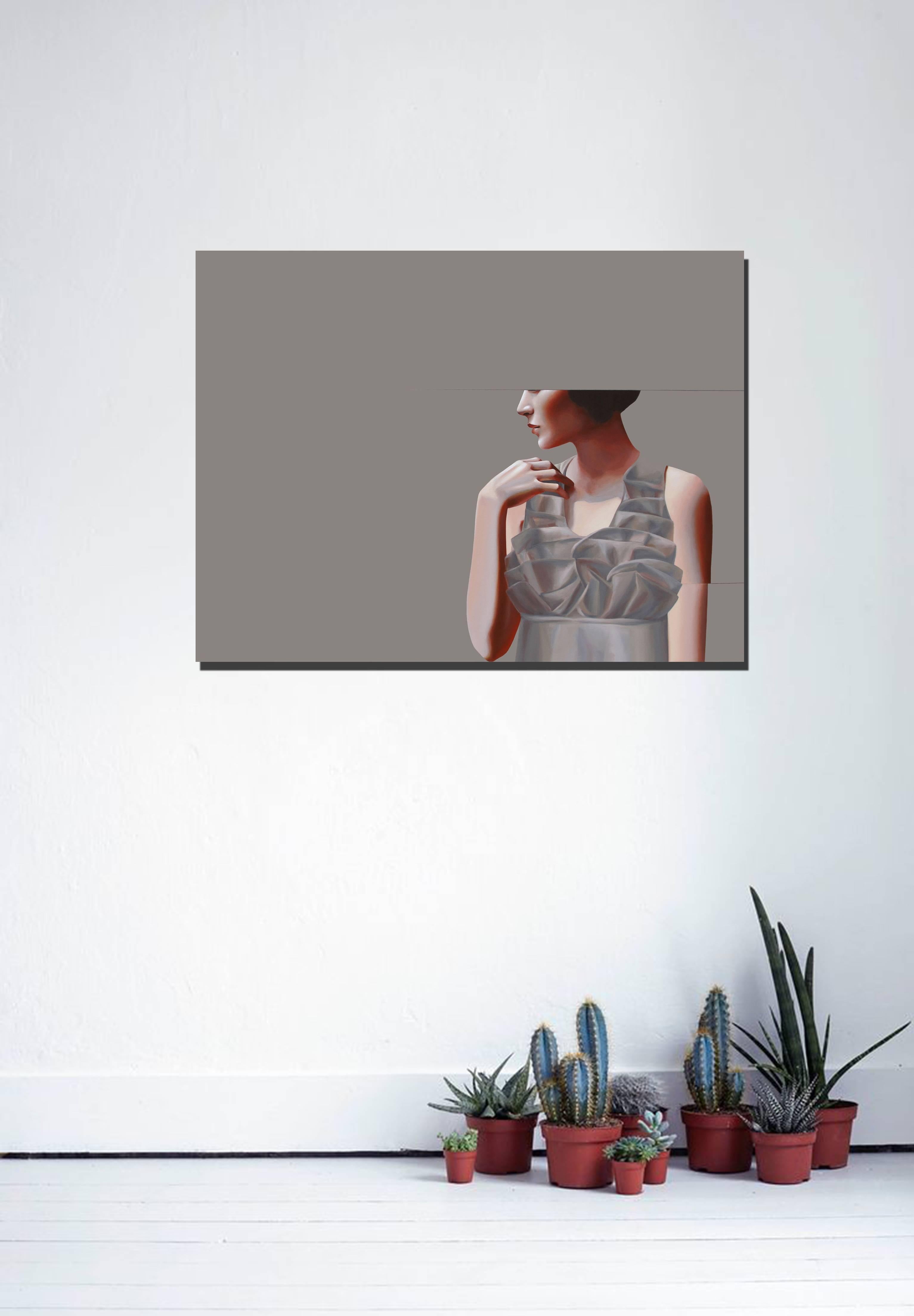 „Distance“, realistisches Gemälde, moderne, elegante weibliche Figur auf silbernem Hintergrund (Realismus), Painting, von Erin Cone