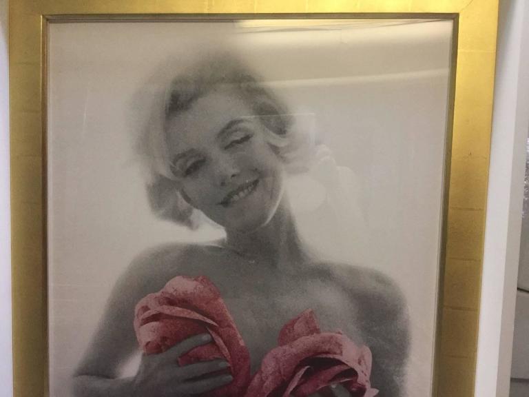 Marilyn Monroe pink roses - Gray Portrait Photograph by Bert Stern