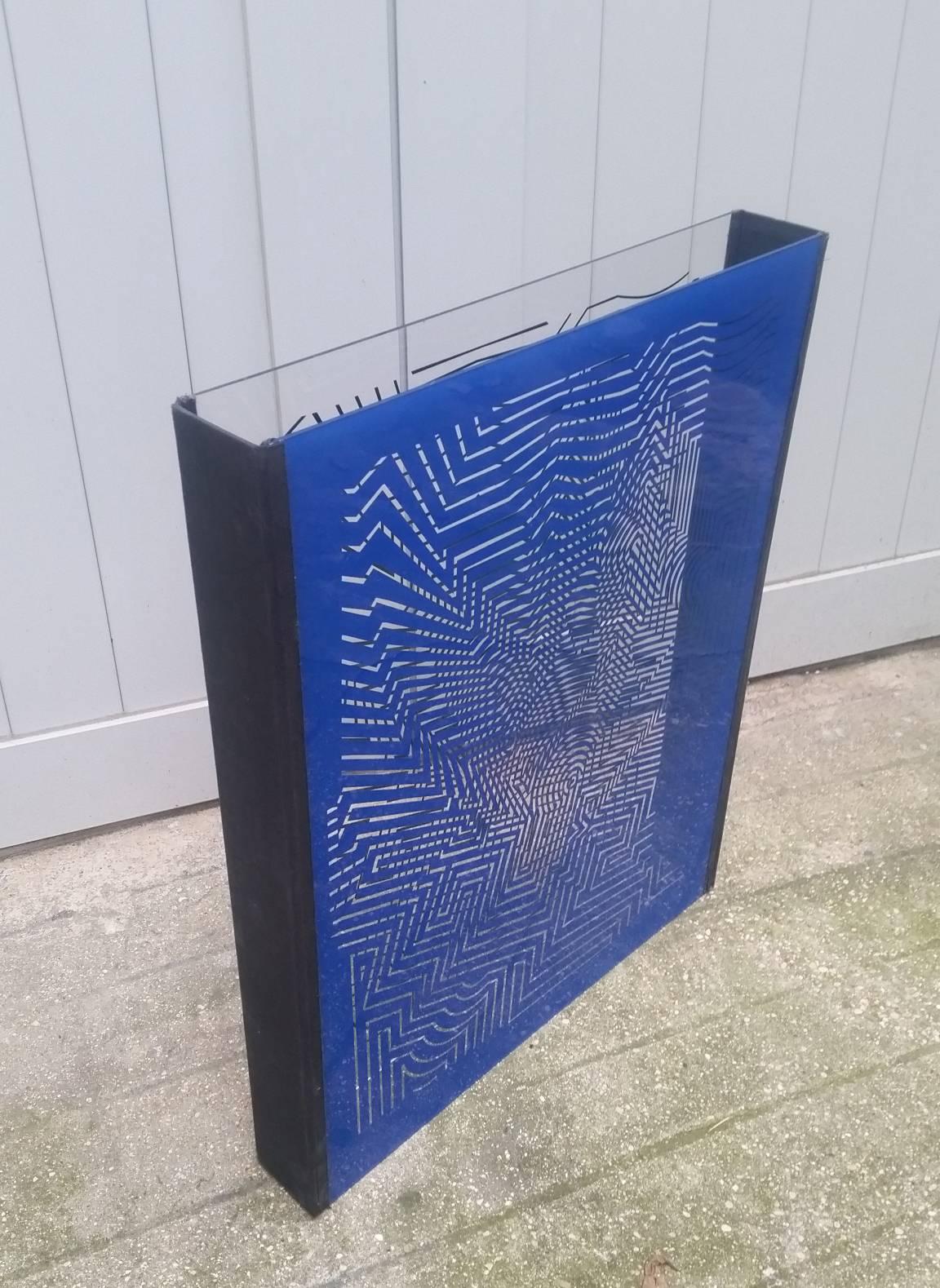Exceptional and rare sculpture of Vasarely.
made up of 2 silkscreen prints on plexiglas connected by a fabric ribbon.
edition of 120
very great and beautiful work.
Superb condition, except for a few scratches on the plexiglass.
the handwritten