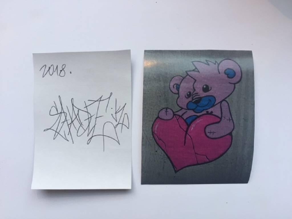 An exceptional exclusivity! Shadee K's fetish bears painted on a real 100 franc bill.

A unique series, each ticket being different. Poetry, tenderness and humour await you. A gift to give or to be given by a talented young artist.
Dimensions: 16 x