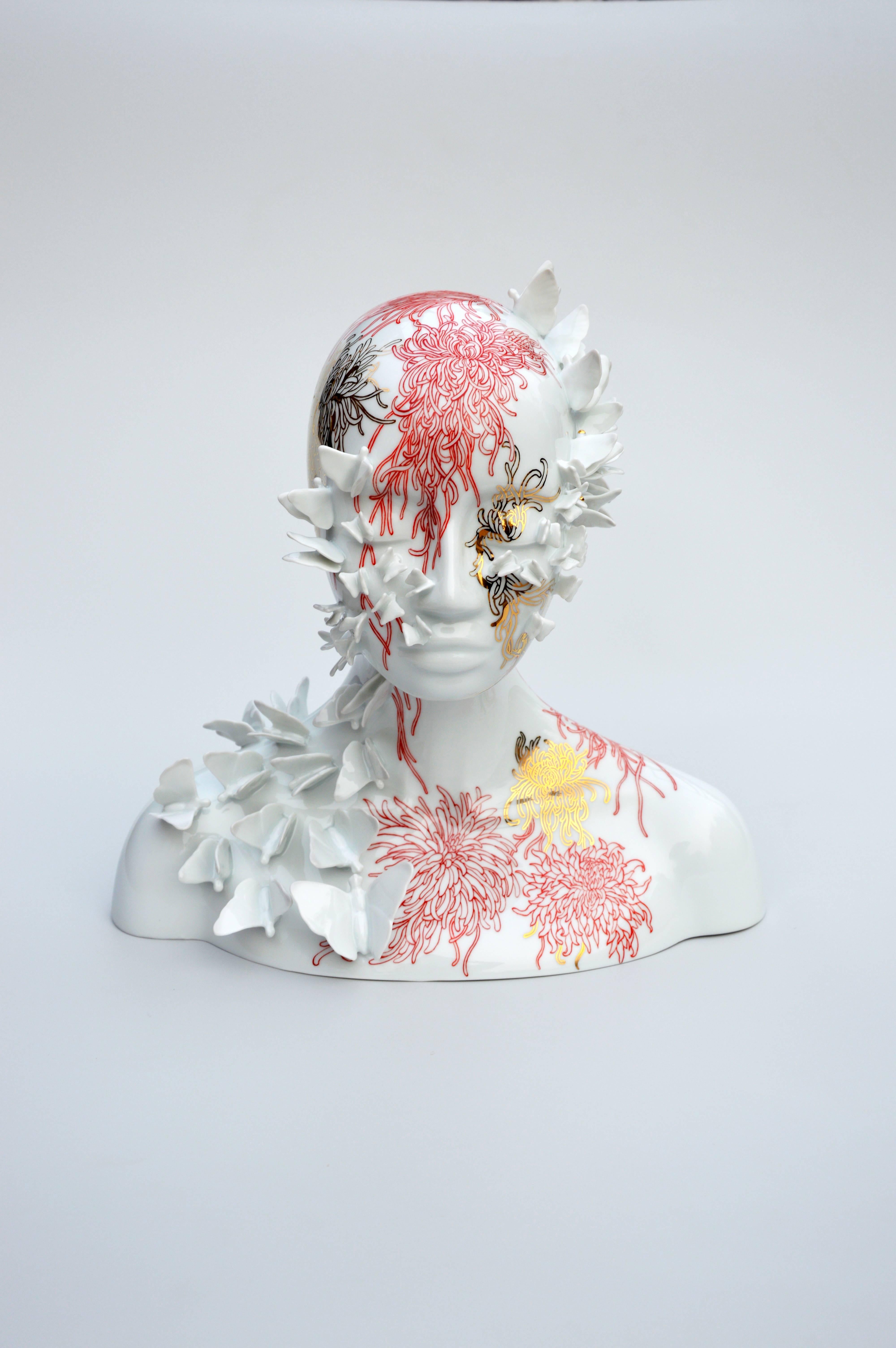 Juliette Clovis Figurative Sculpture - Chest, Butterflies - Limoges porcelain - Enamel - 