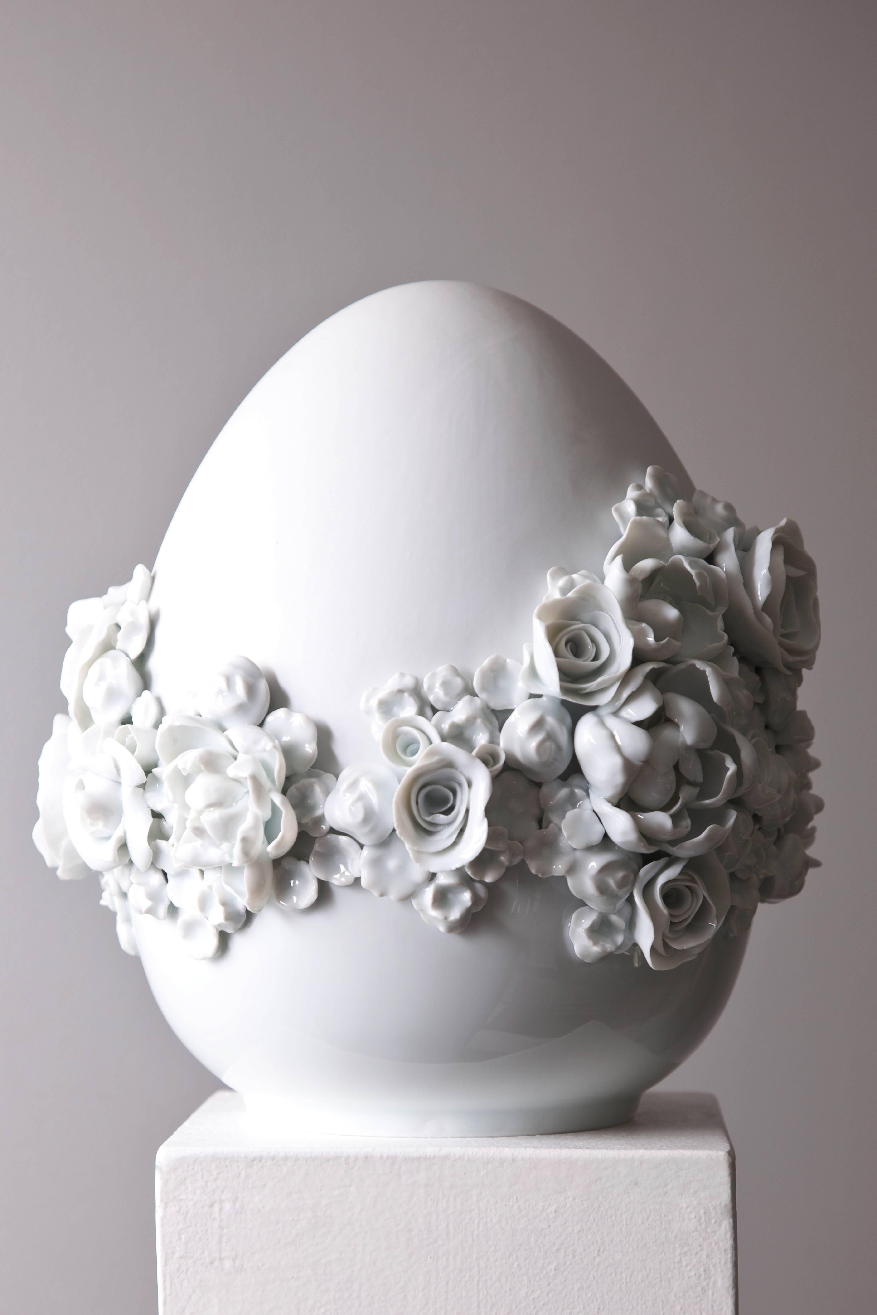 Flowers and egg -  Limoges Porcelain, Enamel and Biscuit - Sculpture by Juliette Clovis
