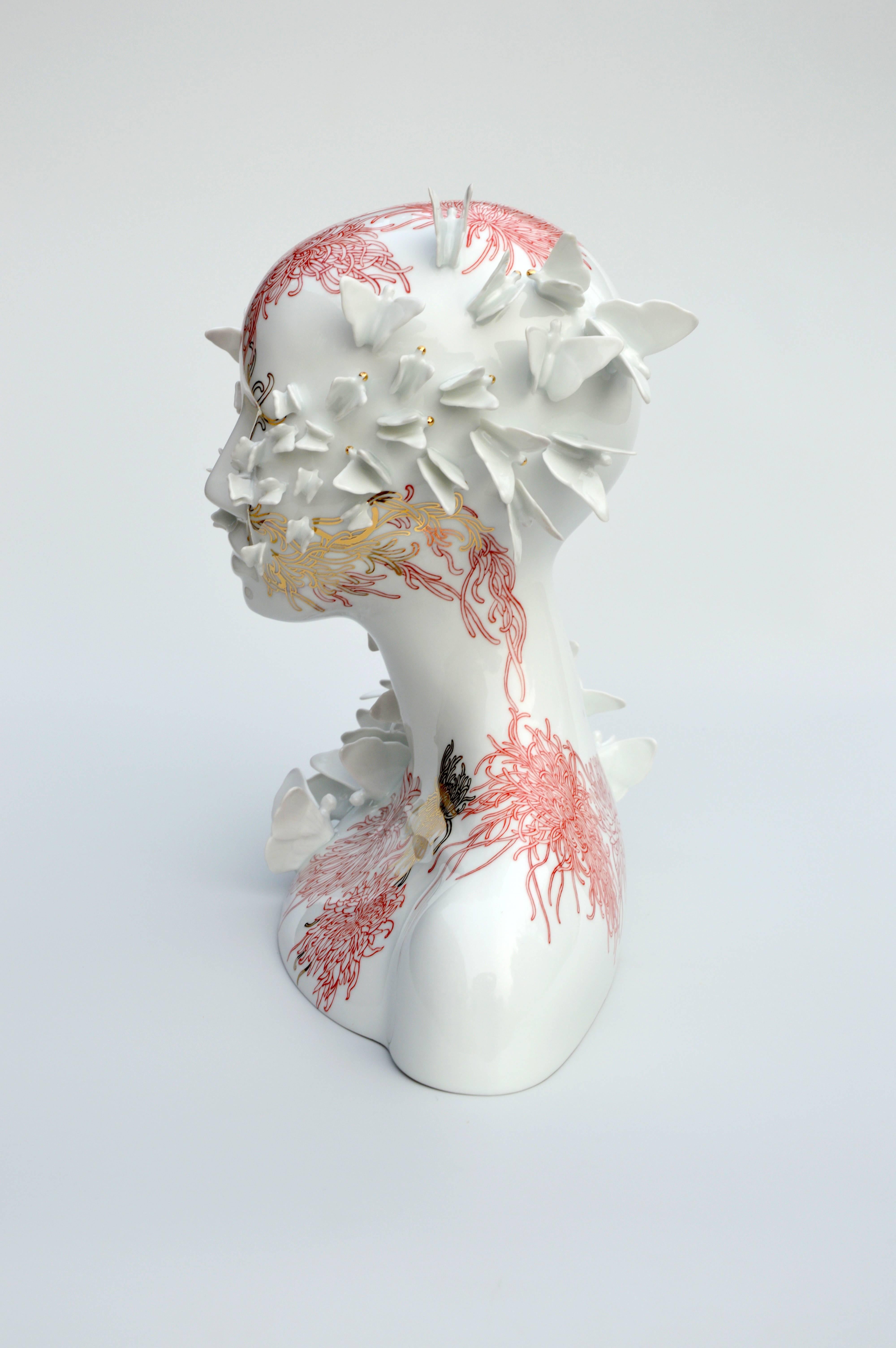 Chest, Butterflies - Limoges porcelain - Enamel -  - Contemporary Sculpture by Juliette Clovis