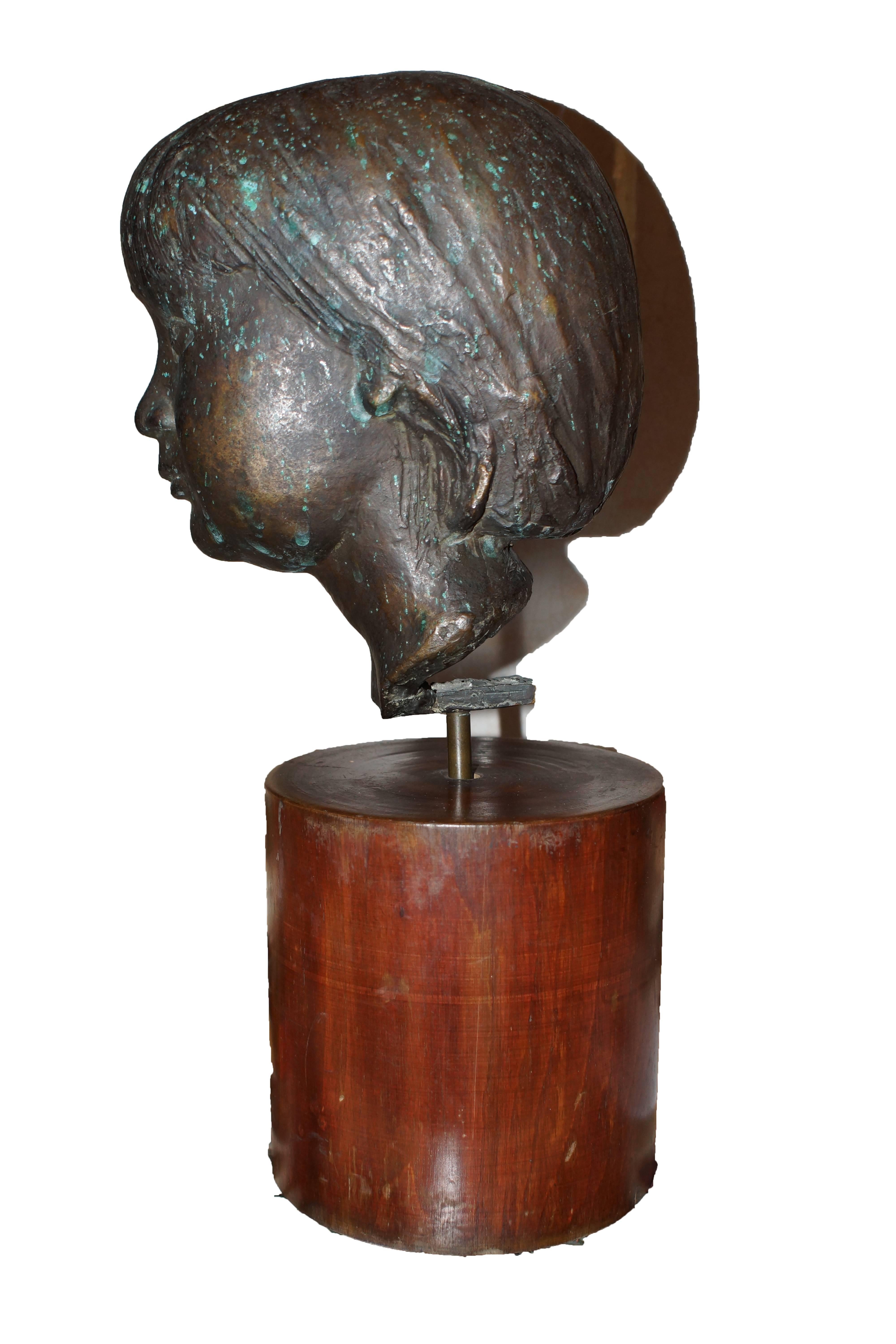Cette tête de jeune garçon est une sculpture rare, précieuse et inédite de Marino Marini, appartenant à une collection privée depuis plus de 60 ans.

Le même sujet sur la pierre est repris dans l'édition Electa 1972 ， 