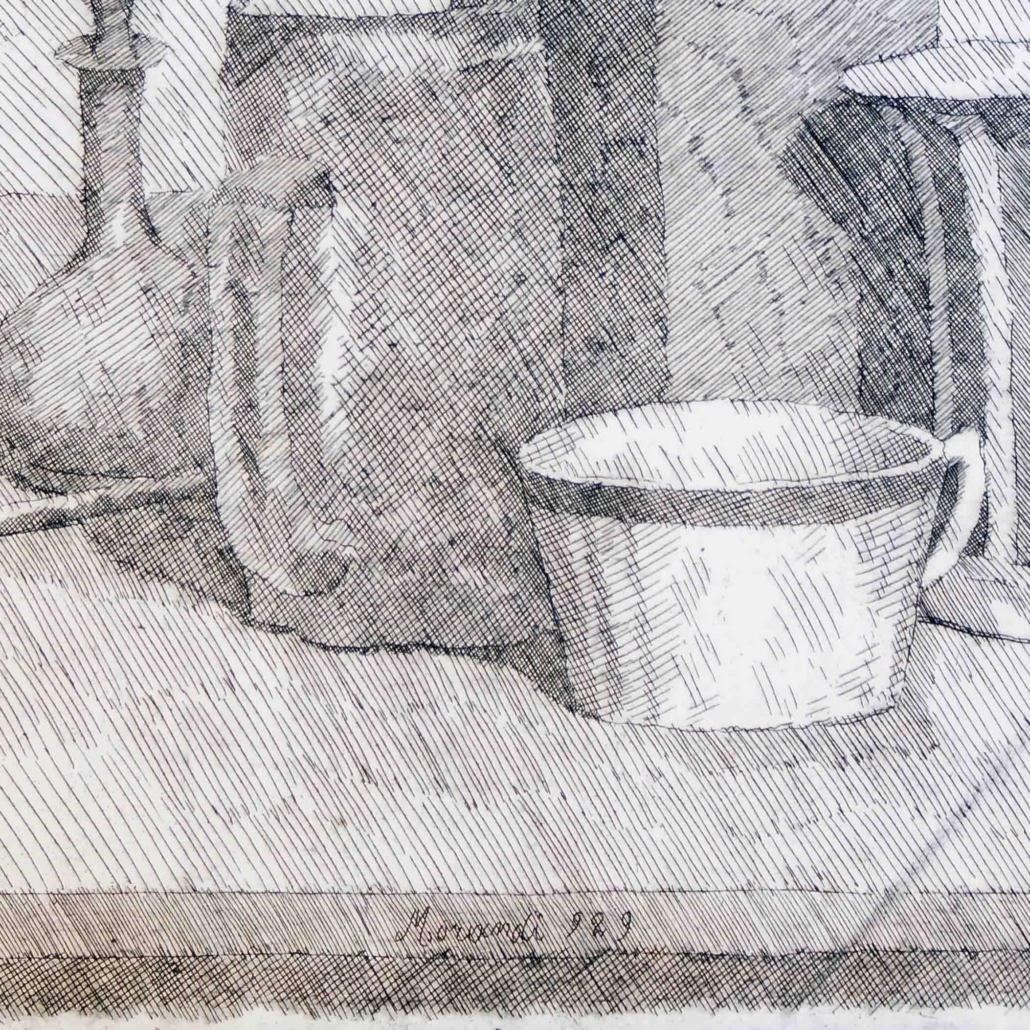 Nature morte avec tasse à café et carafe - Print de Giorgio Morandi