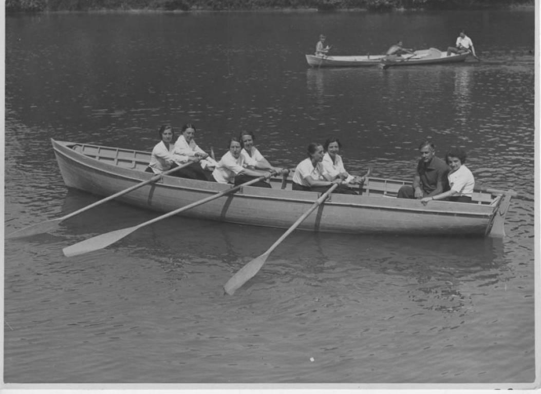Unknown Black and White Photograph – Faszinismus – Frauen im Ruderboot