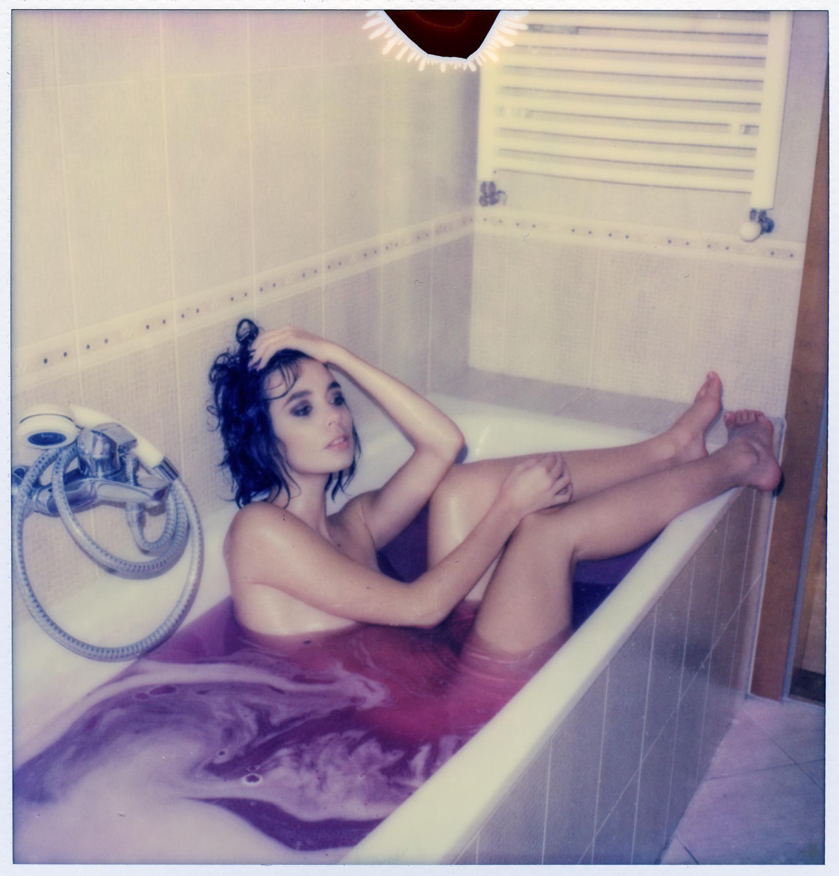 Kirsten Thys van den Audenaerde Color Photograph – Bath Time Story III - 21. Jahrhundert, Polaroid, Aktfotografie, Zeitgenössisch