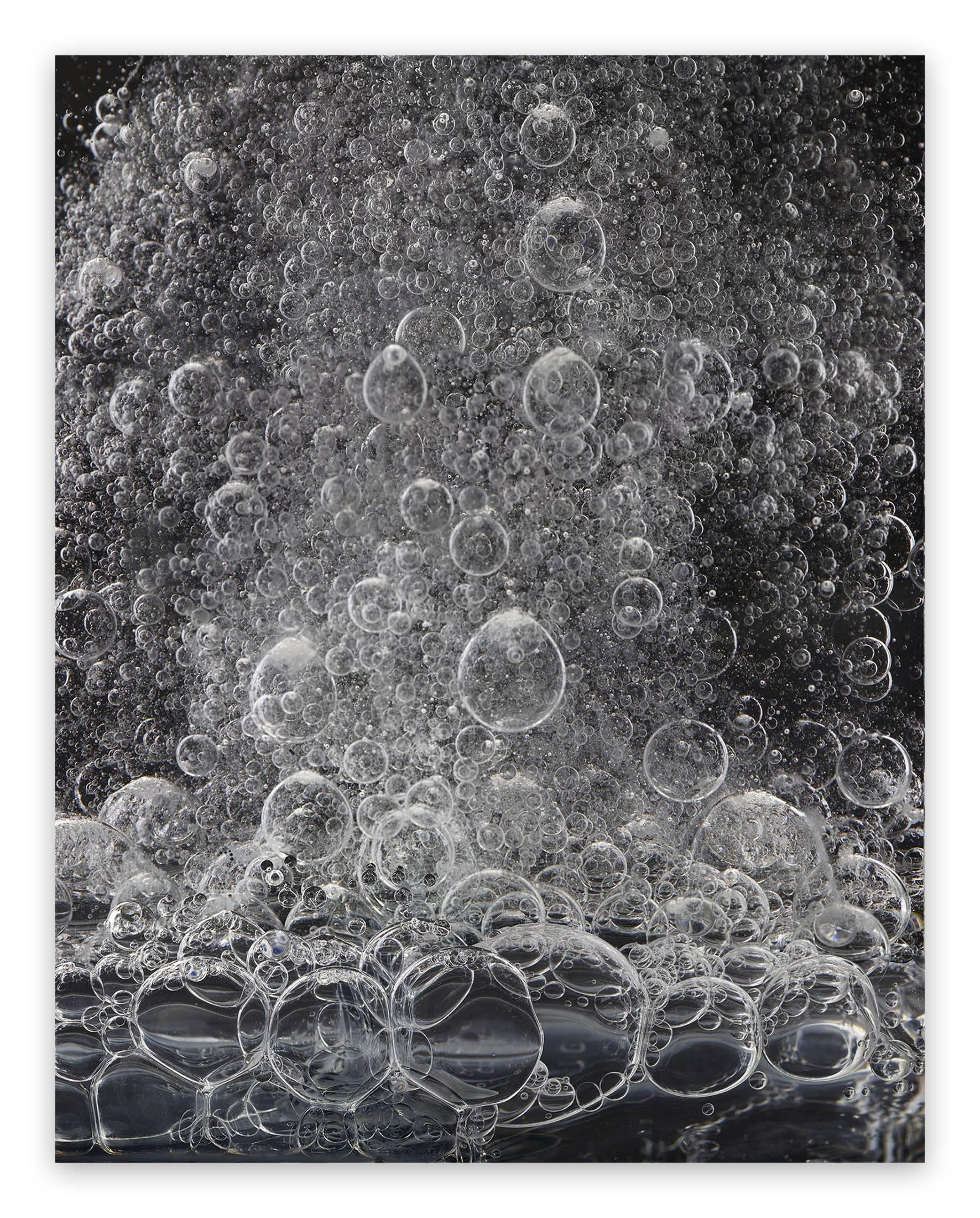 Black and White Photograph de Seb Janiak - Gravedad - Líquido 58 (Fotografía Abstracta)