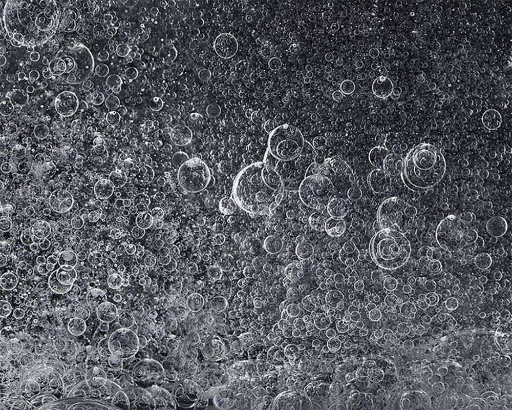 Gravity - Liquid 51 (Medium) - Abstract Photograph by Seb Janiak