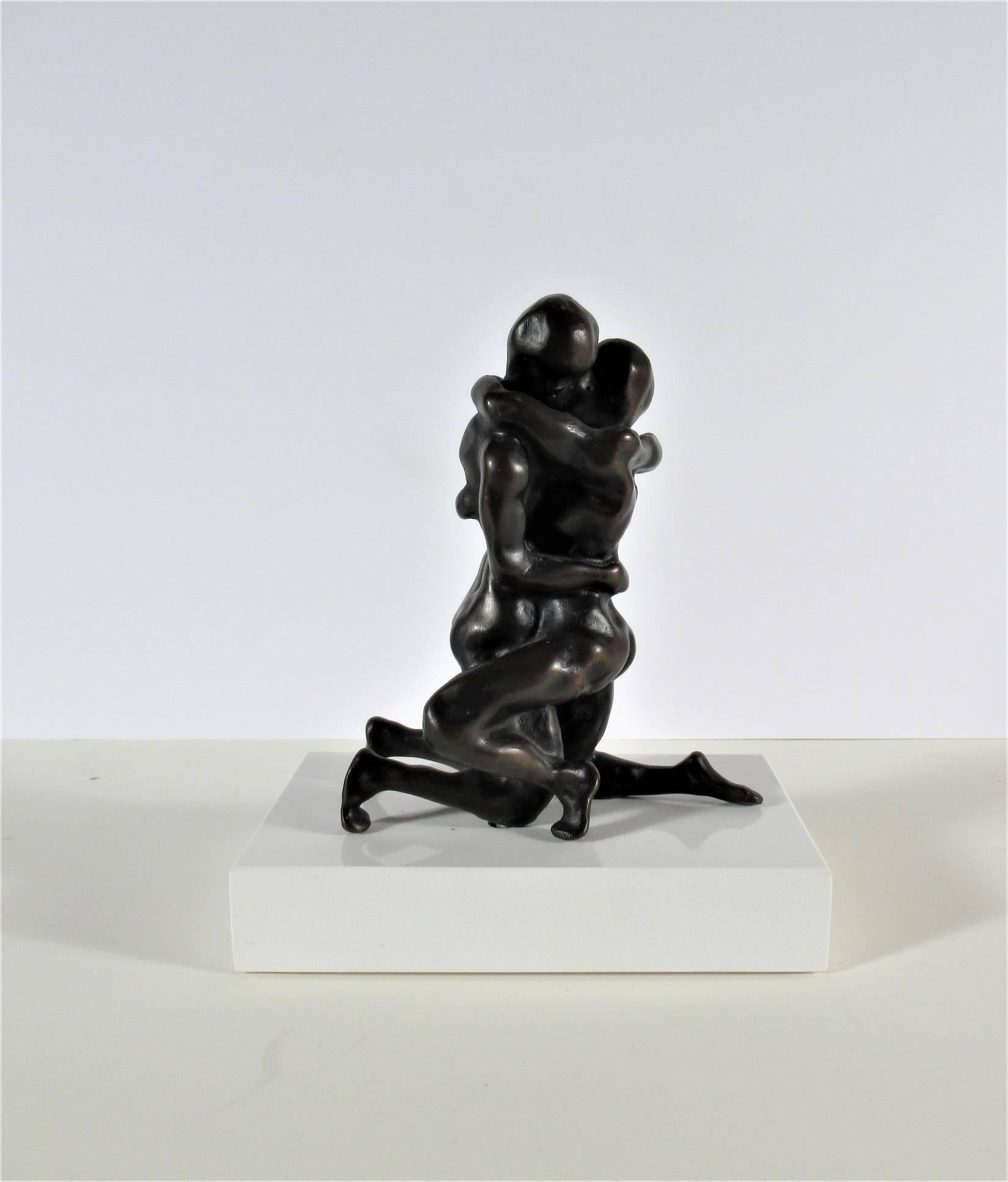 couple embracing bronze sculpture