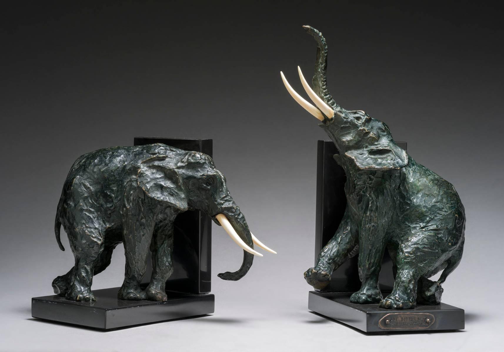 Ary Bitter Figurative Sculpture - Paire de Serre-livres aux Elephants