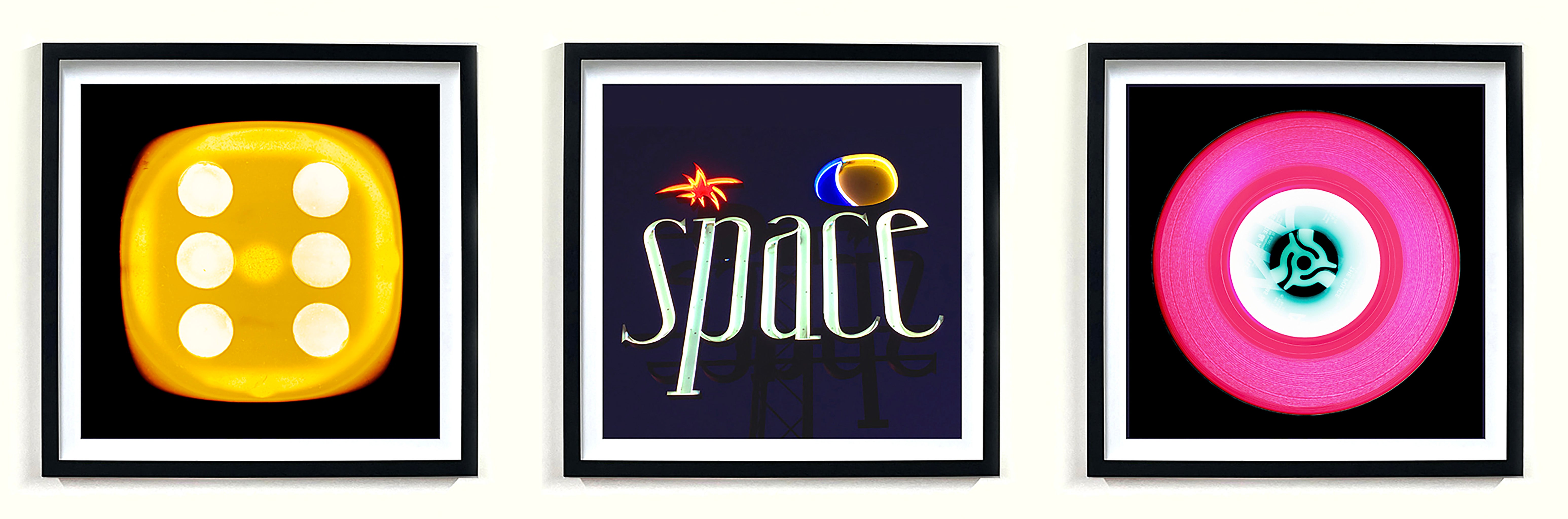 Color Photograph de Richard Heeps - Colección «Yellow Six Dice Space A Pink Vinyl»: conjunto de tres obras de arte enmarcadas