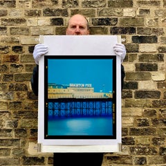 « L'heure bleue », jetée de Brighton - Tirage photographique couleur représentant un paysage marin britannique aux teintes bleues