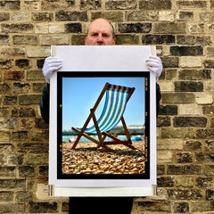 Sdraio, Brighton - Fotografia britannica sulla spiaggia, stampa a colori
