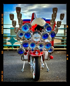Lambretta-Scheinwerfer und -Spiegel, Brighton – Farbfotografie-Druck