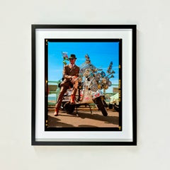 Deaks Vespa, Brighton - Fotografía en color enmarcada en formato pequeño con estilo «Mod Portrait»