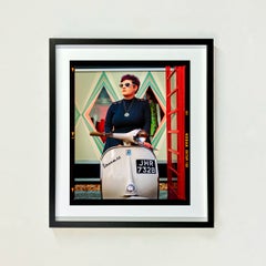 Sarah Vespa GS, Goodwood – Kleiner gerahmter Farbfotodruck im Mod-Porträtstil