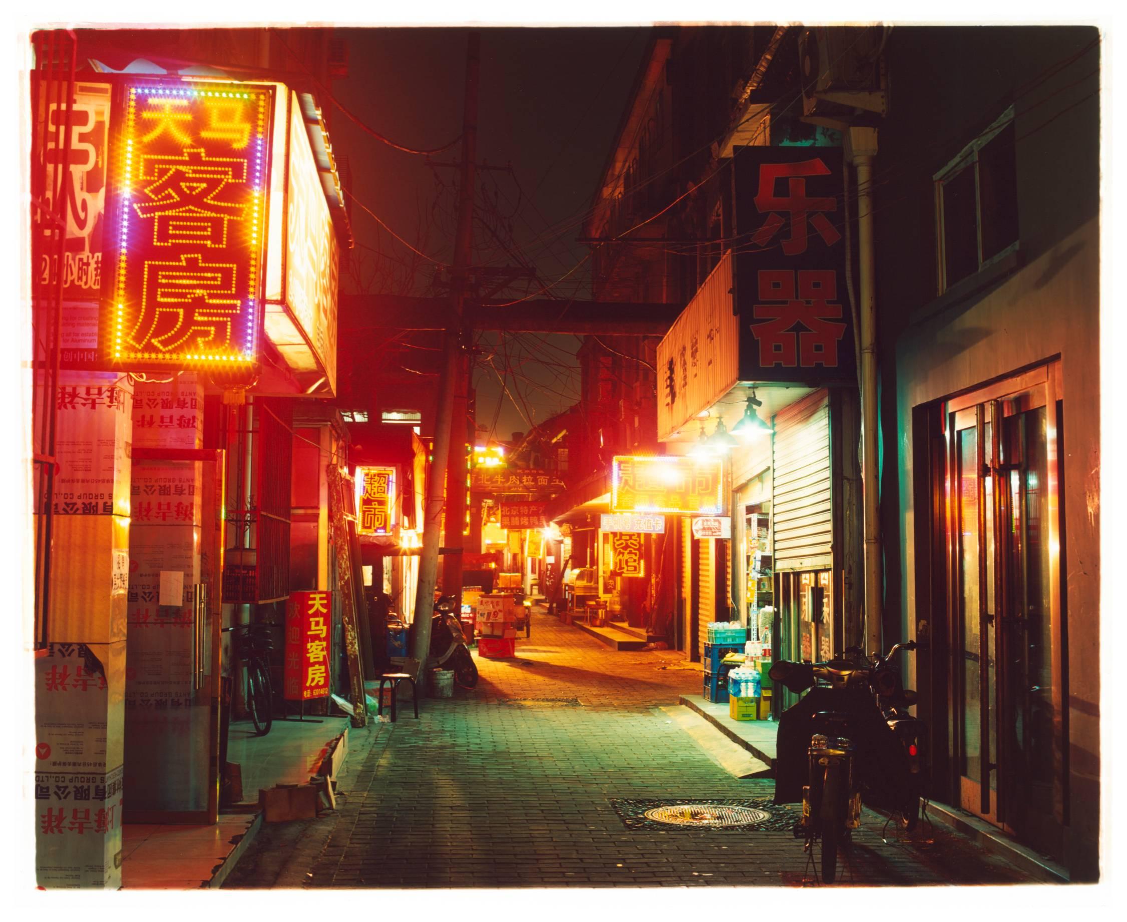 Hutong nocturno, Pekín - Fotografía callejera china en color