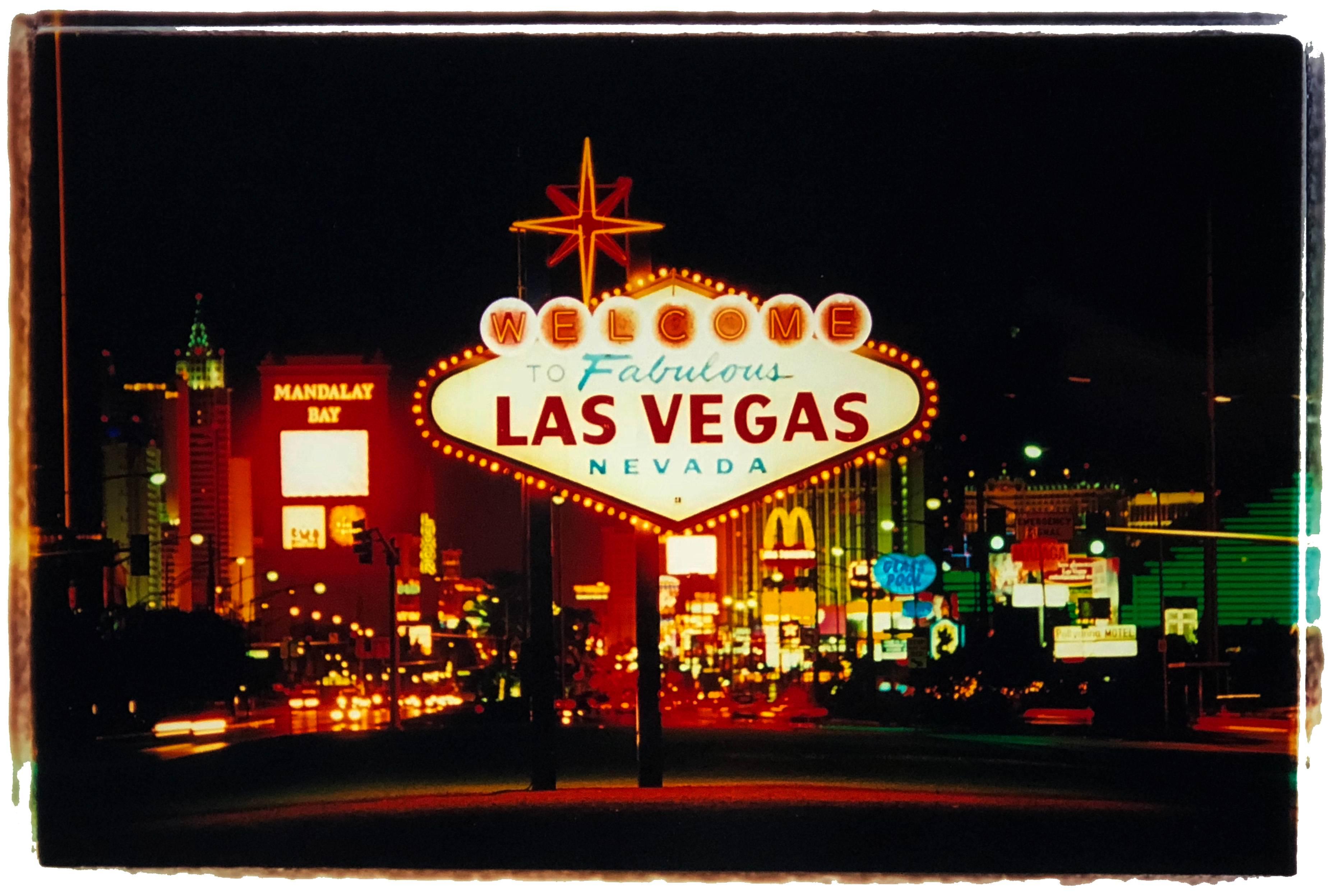 Print Richard Heeps - Arriving, Las Vegas - Photographie couleur d'un panneau de signalisation américain