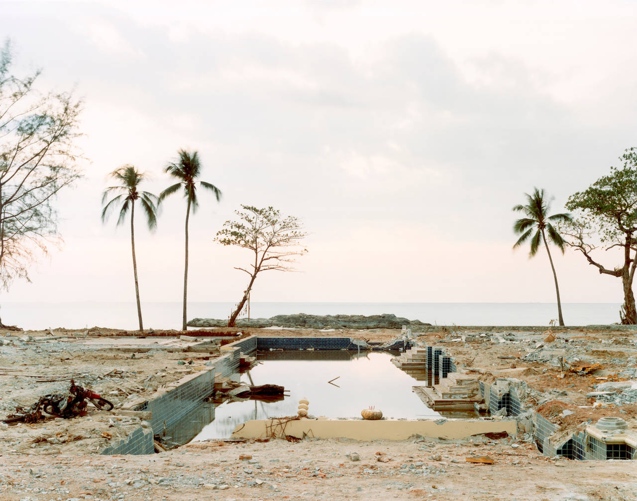 Landscape Photograph de Sasha Bezzubov - Tsunami nº 7, Tailandia (de la serie: Things Fall Apart)